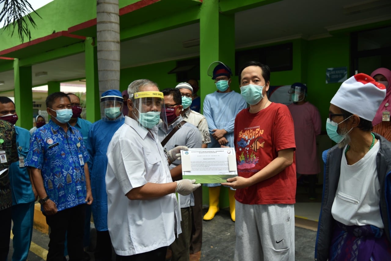 Bupati Kebumen KH Yazid Mahfudz memberikan surat keterangan sembuh kepada empat pasien covid-19 yang ada di Kebumen, Jawa Tengah, April lalu