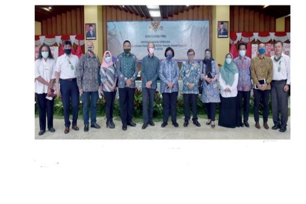 Menteri Lingkungan Hidup dan Kehutanan (LHK) Siti Nurbaya bersama jajaran Kementerian LHK, UNDP, dan GGGI berfoto bersama seusai konferensi 