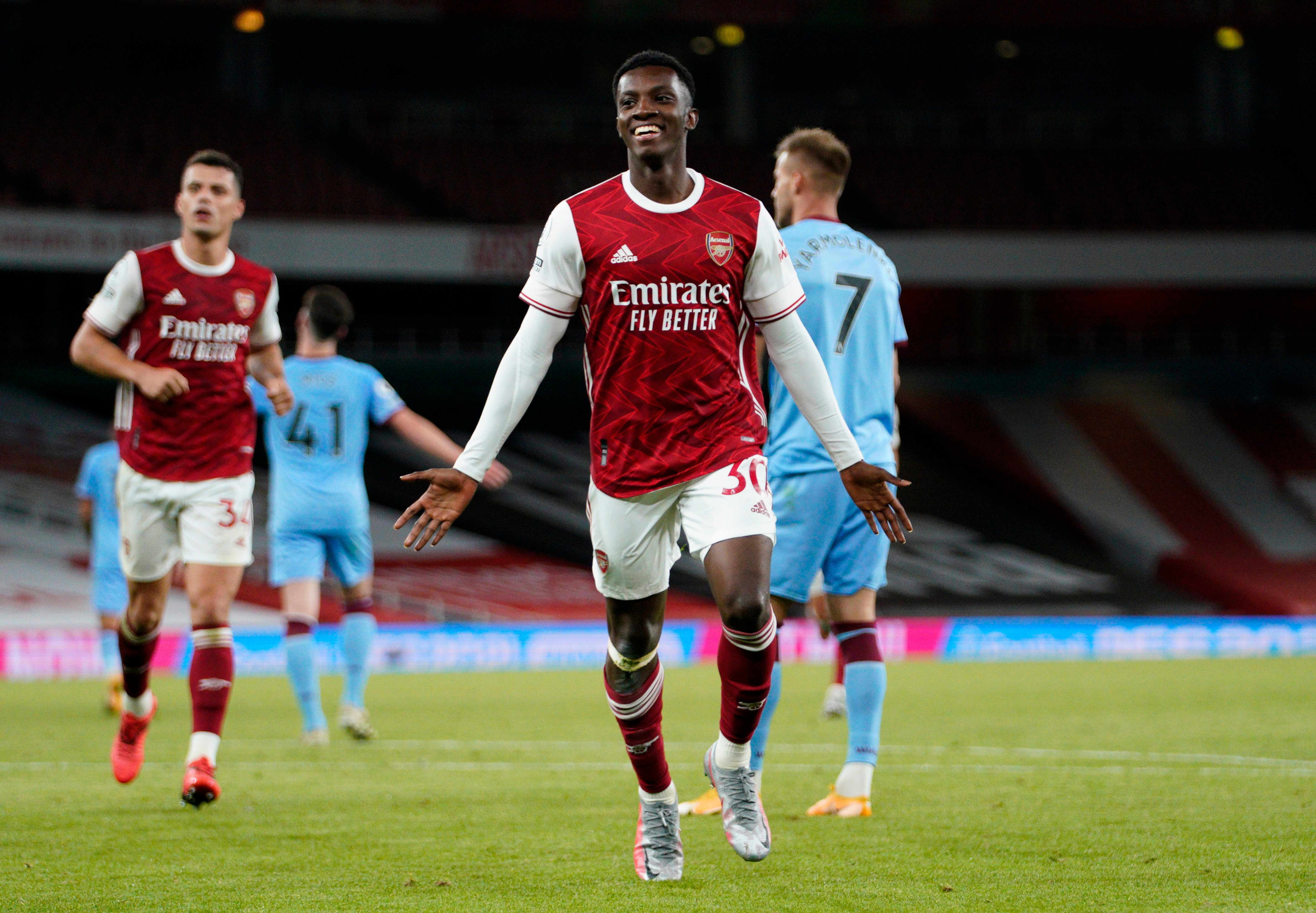 Edward Nketiah merayakan gol yang dibuat ke gawang West Ham untuk memastikan kemenangan 2-1 Arsenal dalam laga Liga Primer, Minggu (20/9).  