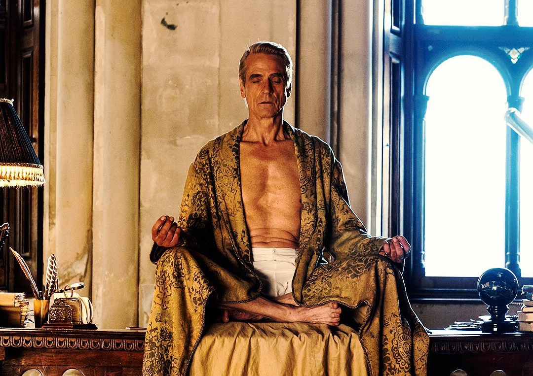 Aktor Jeremy Irons yang memerankan Adrian Veidt atau Ozymandias di serial Watchmen.