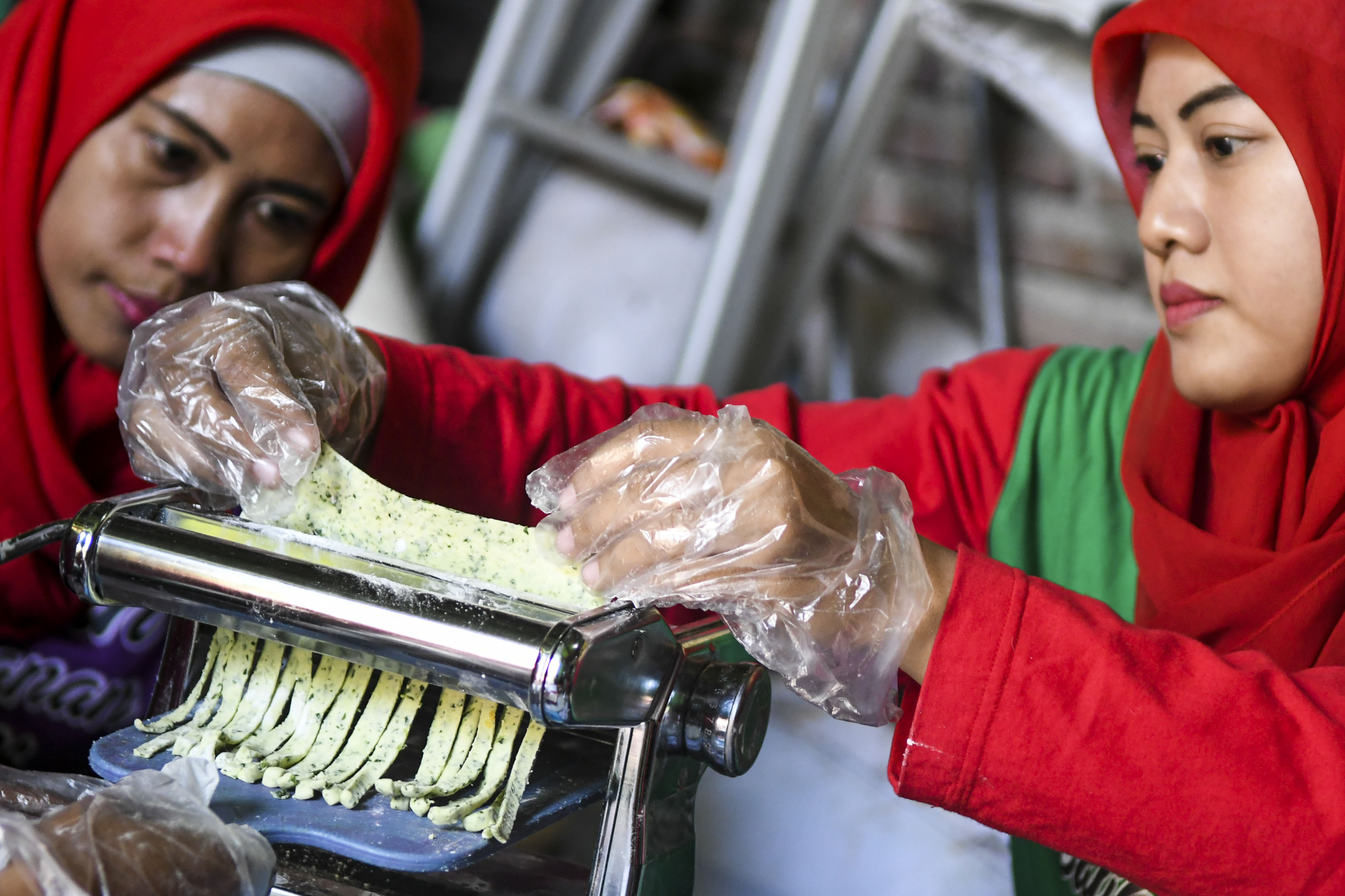 Warga kelompok UMKM binaan Pertamina membuat keripik bayam.