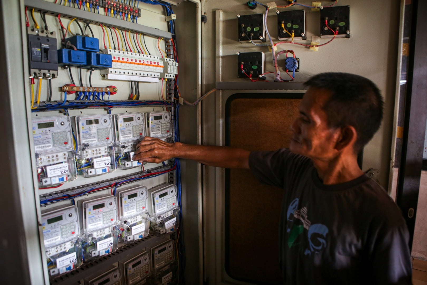 Warga memeriksa meteran listrik di kompleks rumah susun sederhana sewa (Rusunawa) Periuk, Kota Tangerang, Banten.