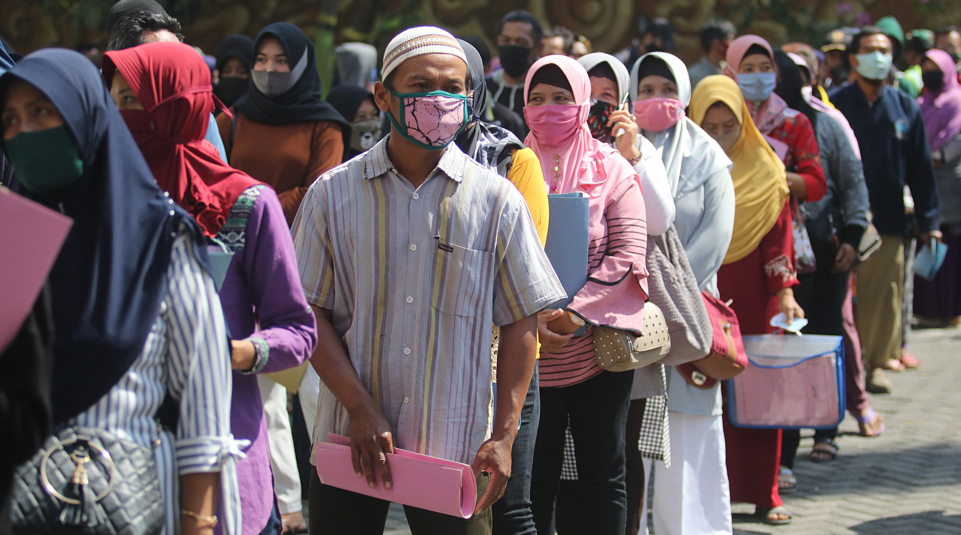 Warga antre dalam pendaftaran program realisasi pemulihan ekonomi nasional untuk 12 juta pelaku usaha mikro.