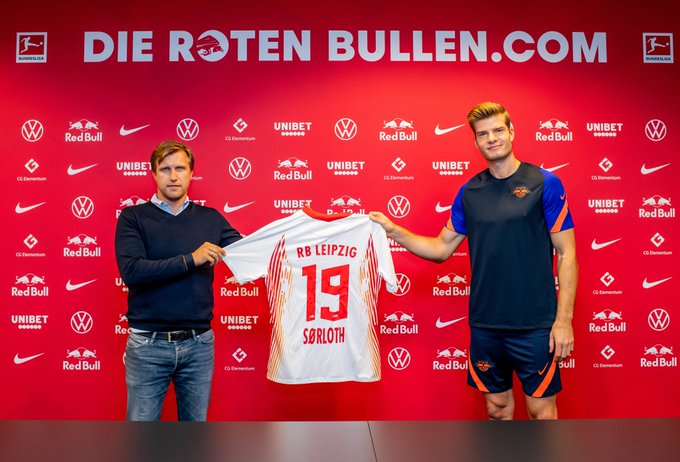 Penyerang Alexander Sorloth (kanan) berpose dengan Direktur Olahraga RB Leipzig Markus Kroesche usai meneken kontrak.