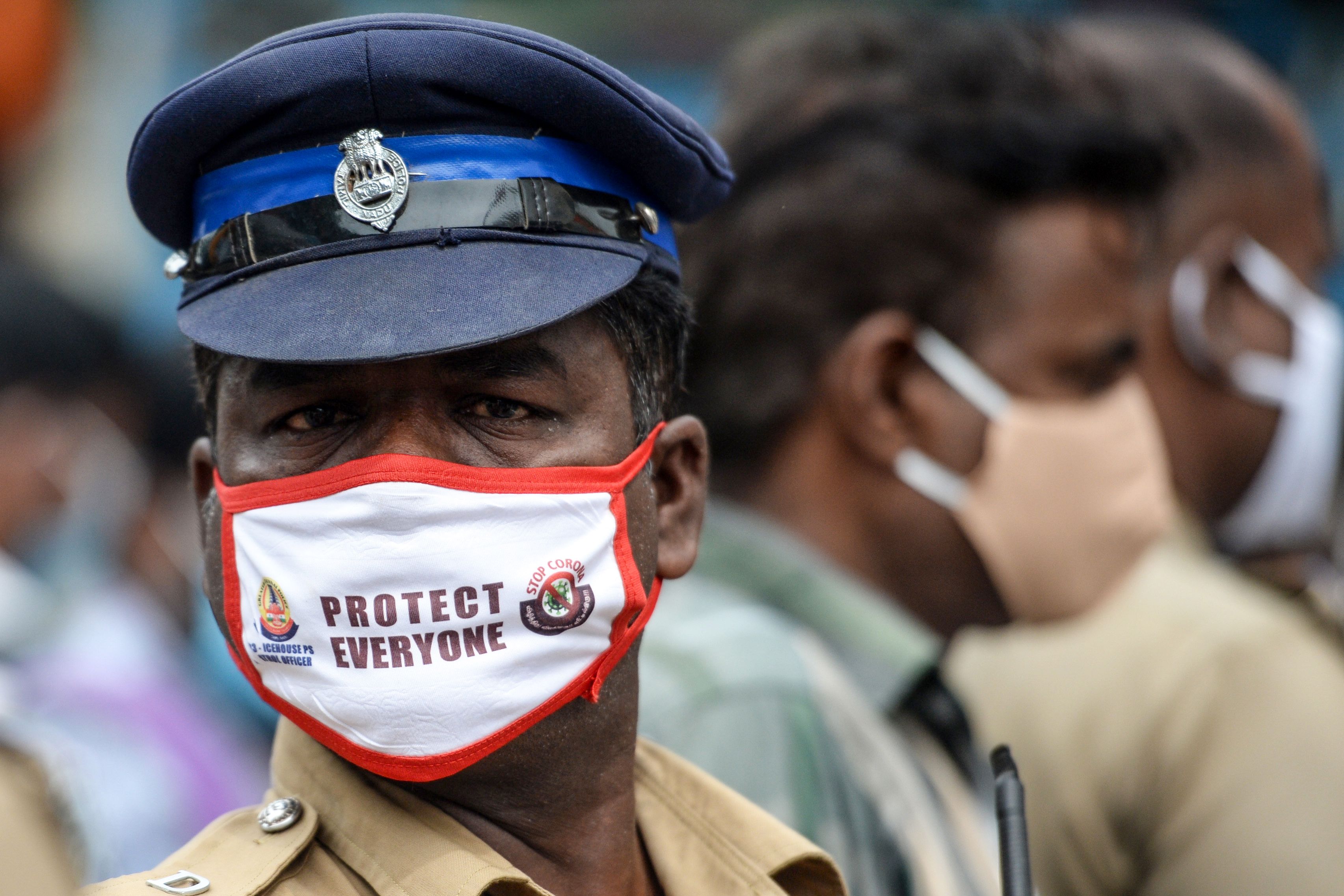 Petugas polisi di India menggencarkan disiplin protokol pencegahan Covid-19, kasus baru Covid di India selama empat hari di atas 90 ribu. a