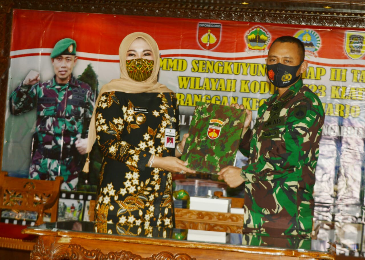 Bupati Klaten Sri Mulyani (kiri) membuka kegiatan TMMD Sengkuyung III.