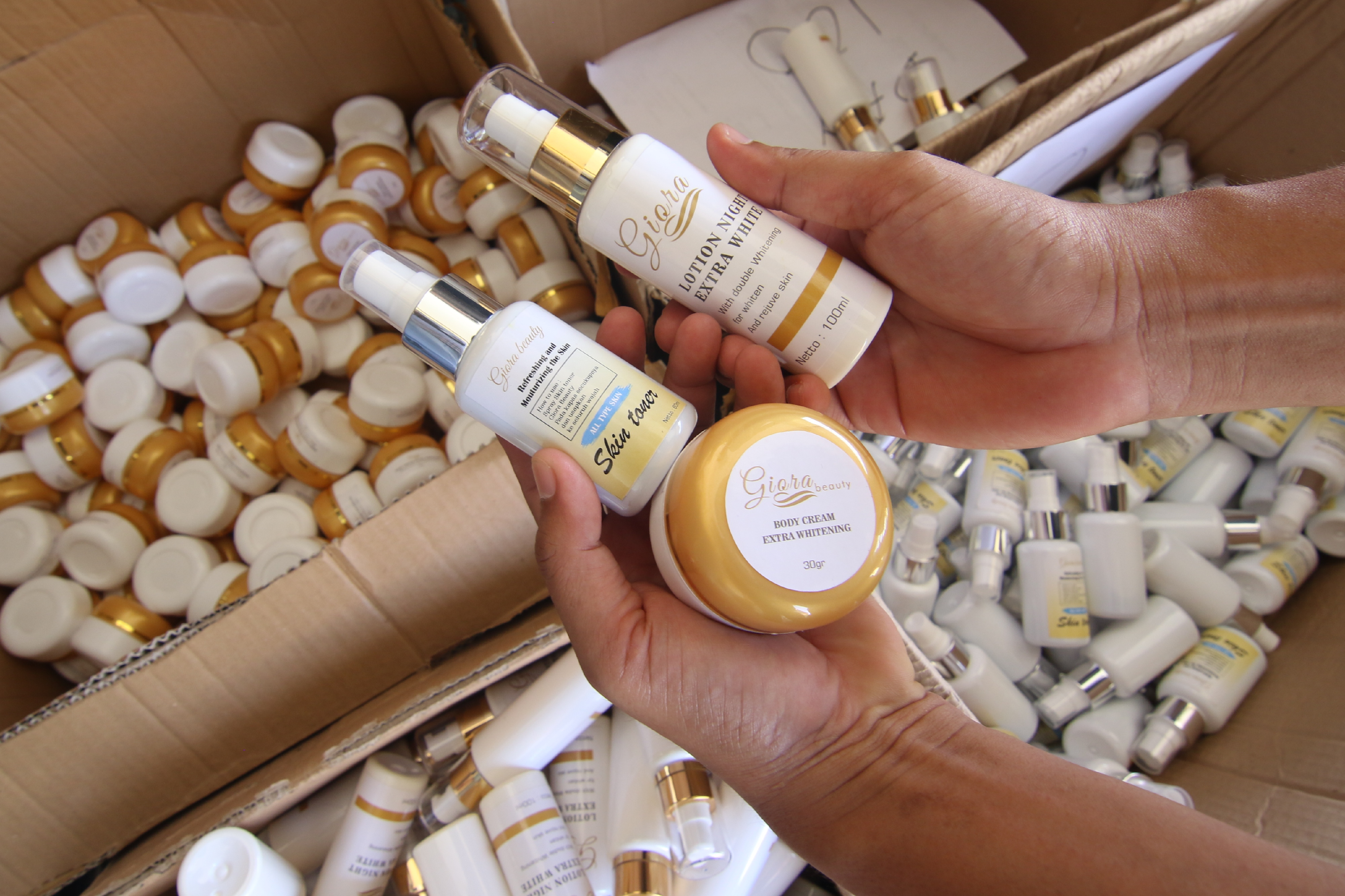 Ilustrasi barang bukti kosmetik ilegal.