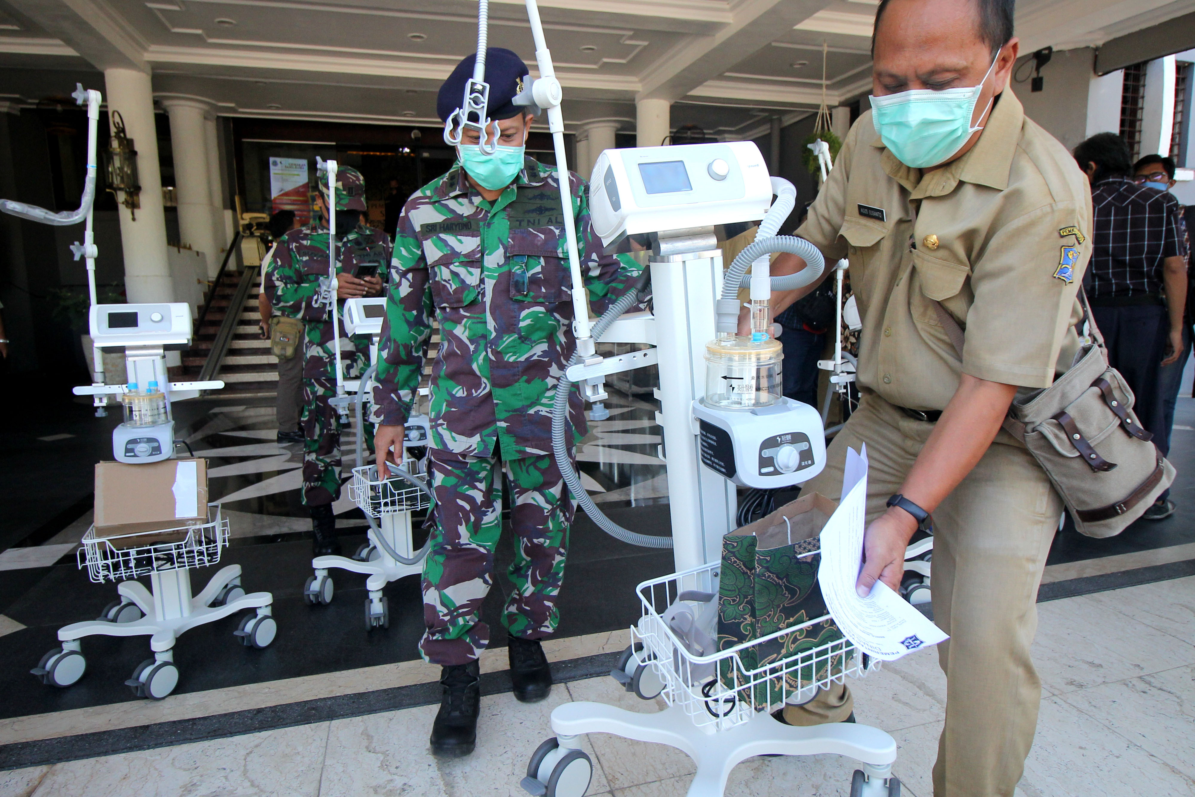 Petugas membawa alat ventilator bantuan pemerintah.