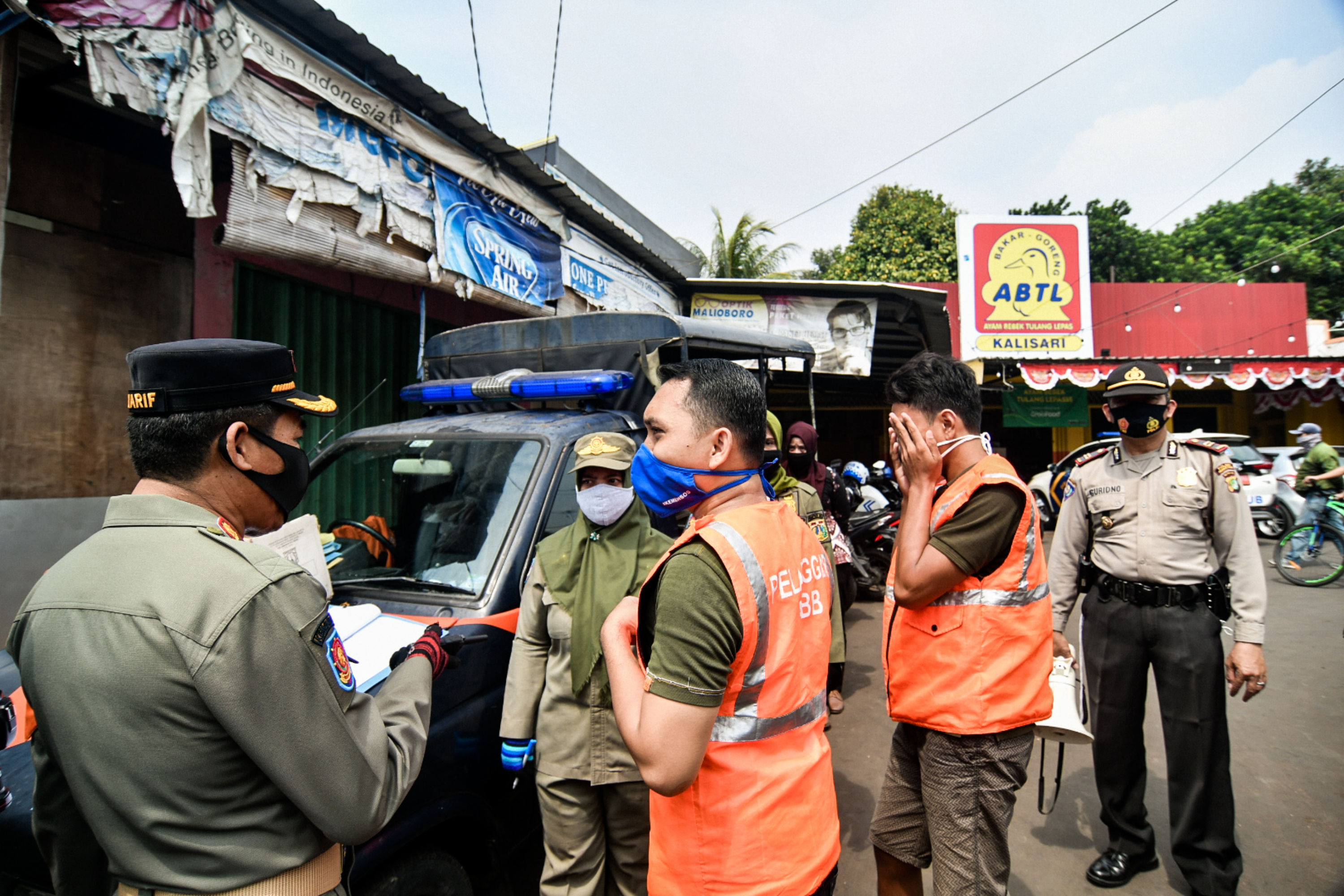 Ilustrasi: Warga pelanggar PSBB dihukum masuk peti mati di Kawasan Kalisari, Pasar Rebo, Jakarta Timur, Kamis (3/9/2020). 
