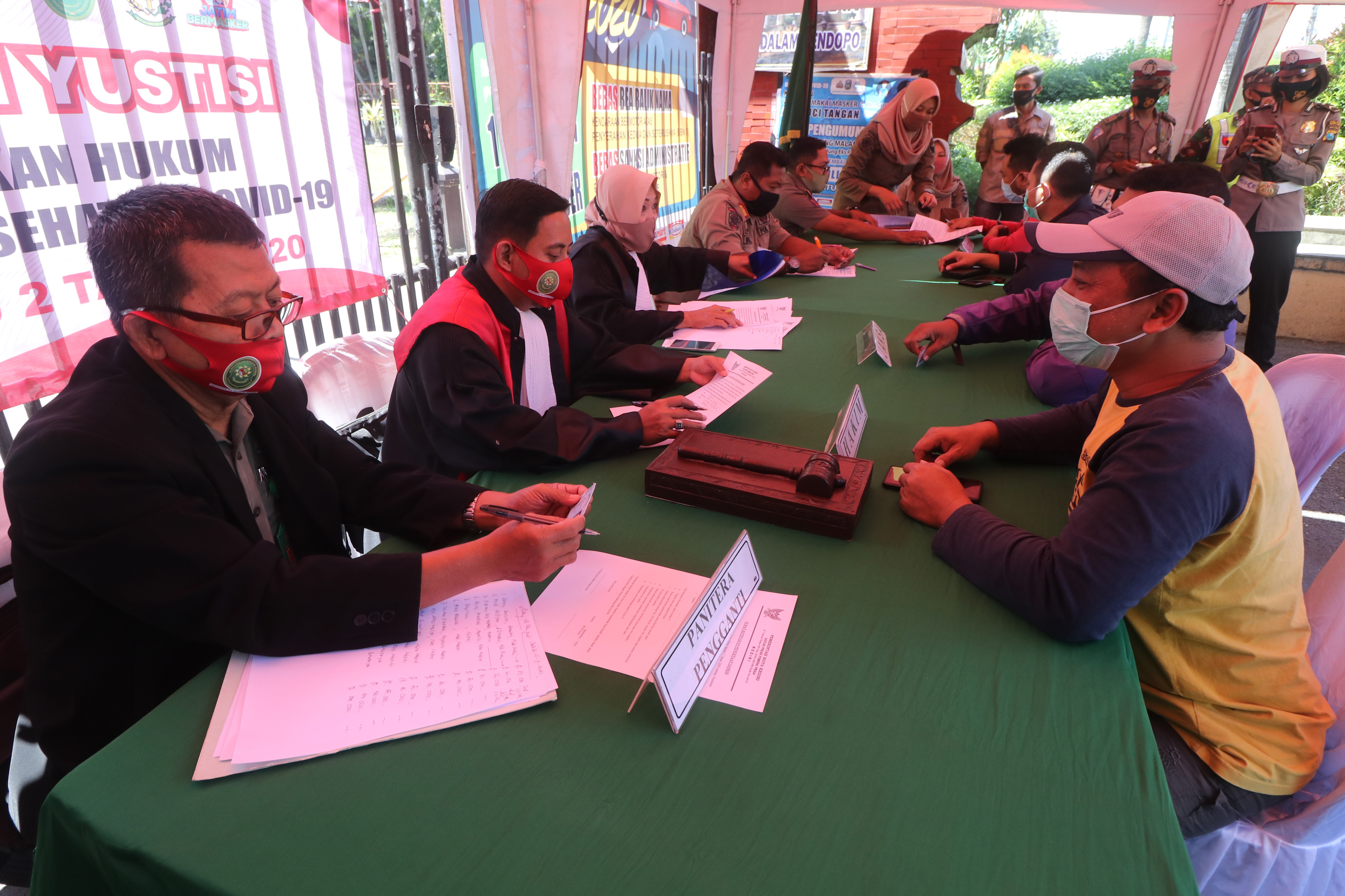 DENDA PELANGGAR PROTOKOL KESEHATAN  penegakan disiplin protokol kesehatan di Kota Kediri, Jawa Timur, Selasa (15/9/2020). 