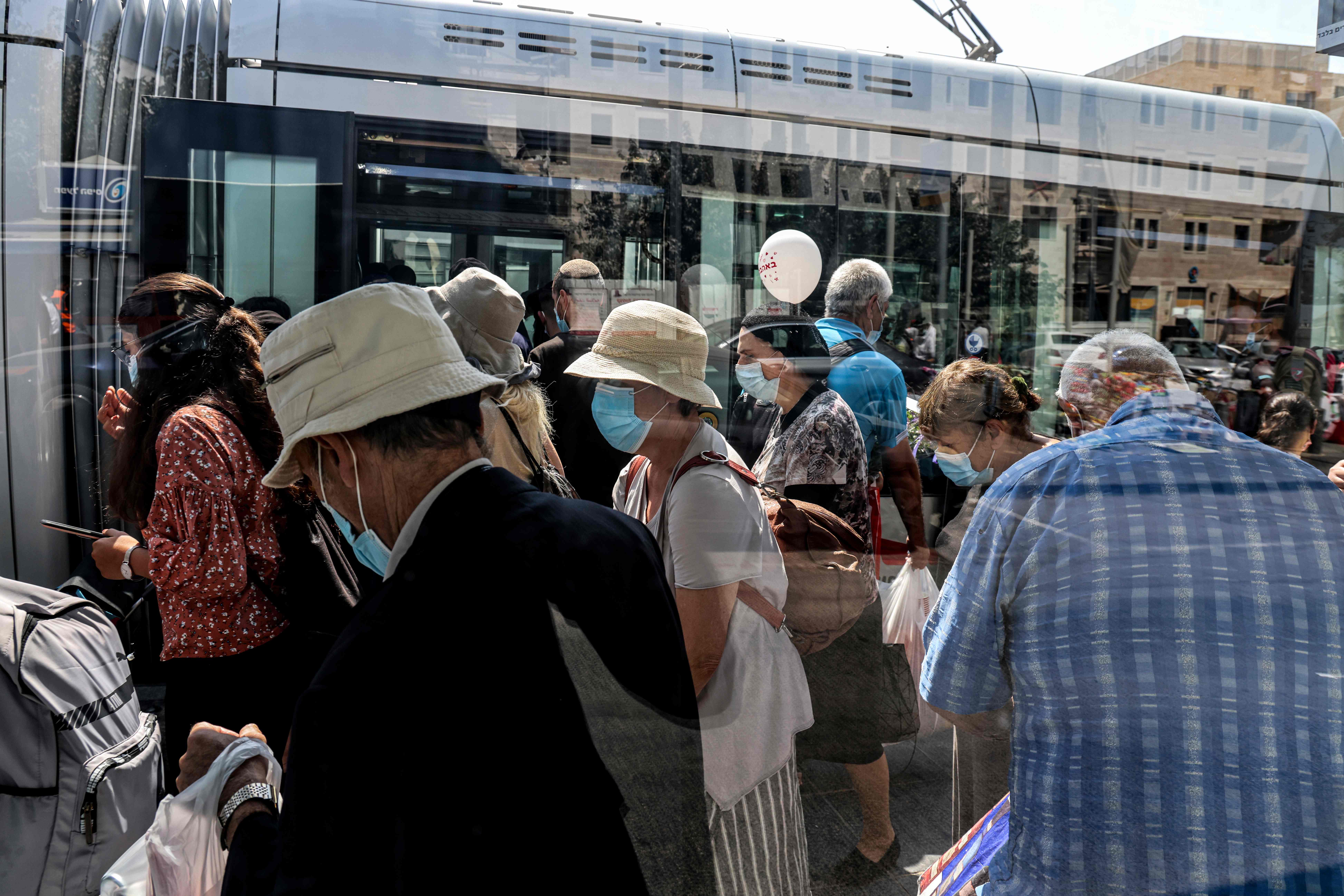 Warga Israel mengenakan masker di ruang publik