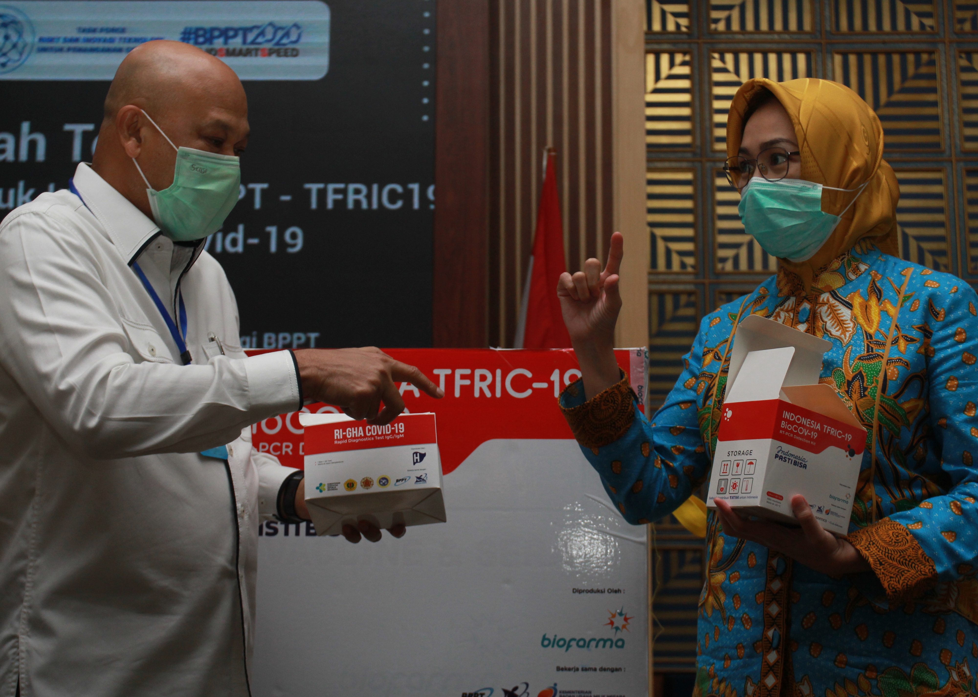 Kepala BPPt Hammam Riza saat menyerahkan PCR kit karya BPPt ke Walikota Tangerang Selatan Airin Rachmi Diany