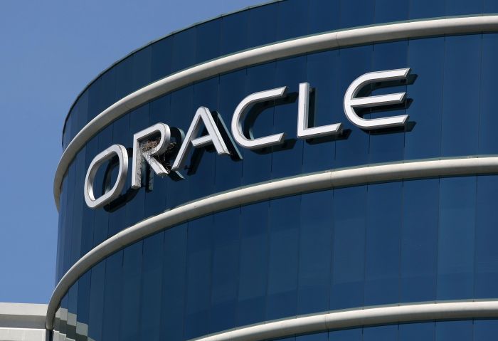 Logo Oracle terlihat di markas besar perusahaan itu di Redwood Shores, California, Amerika Serikat.  