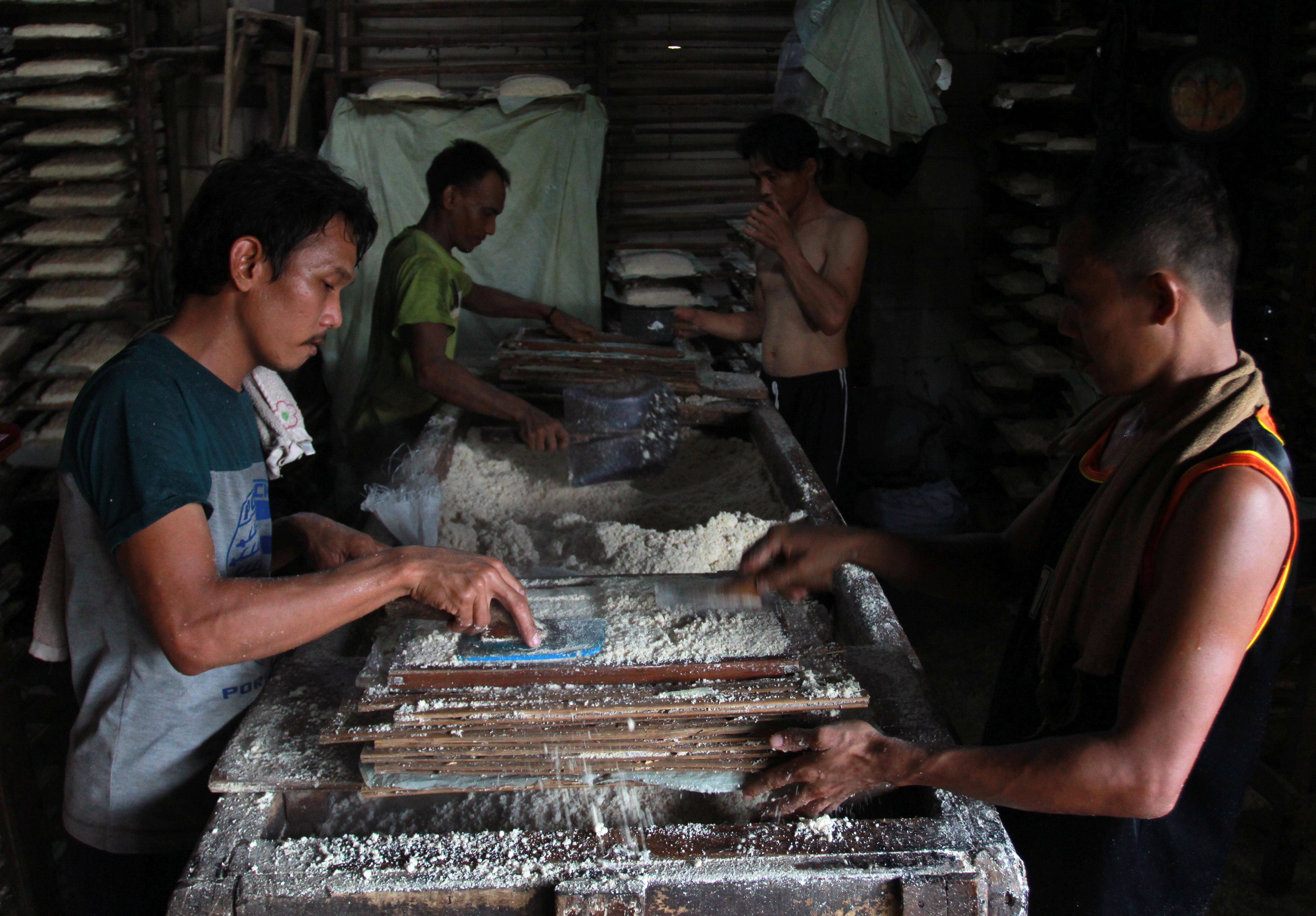  Pekerja membuat oncom di sebuah pabrik rumahan di Ciledug, Tangerang, Banten, Senin (7/9/2020).