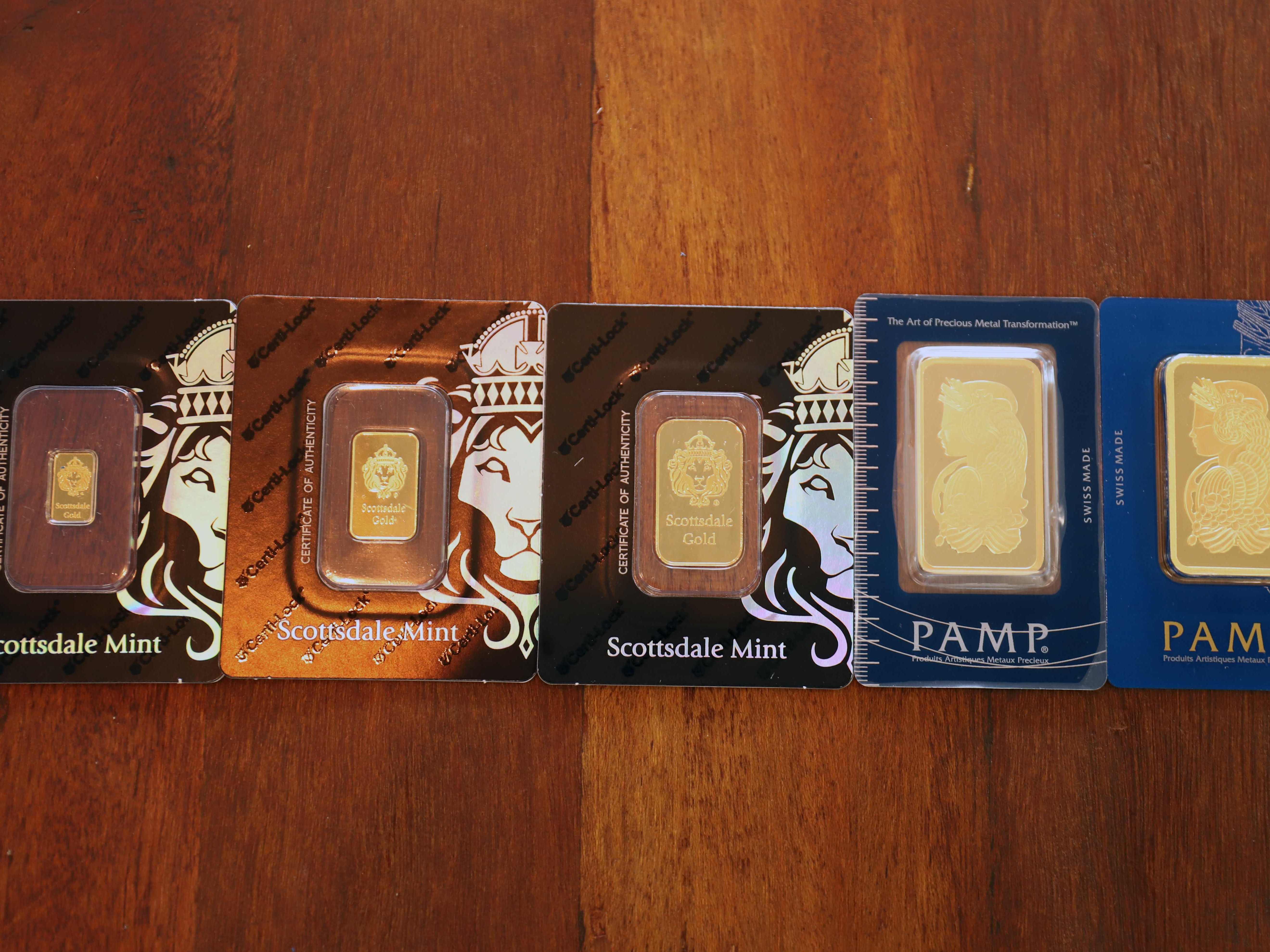 Emas batangan seberat 50 dan 100 gram ditampilkan selama tur media di Bursa Logam Berharga Singapura.ogam B