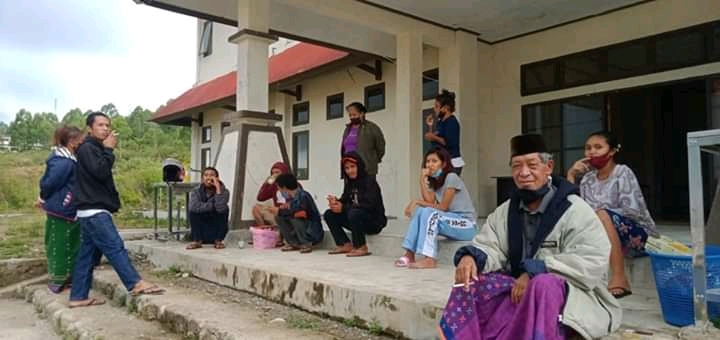 Foto yang menampilkan warga tidak menjaga jarak saat mengunjungi kerabat mereka yang positif covid-19 di Wisma Atlet Stadion Golo Dukal.