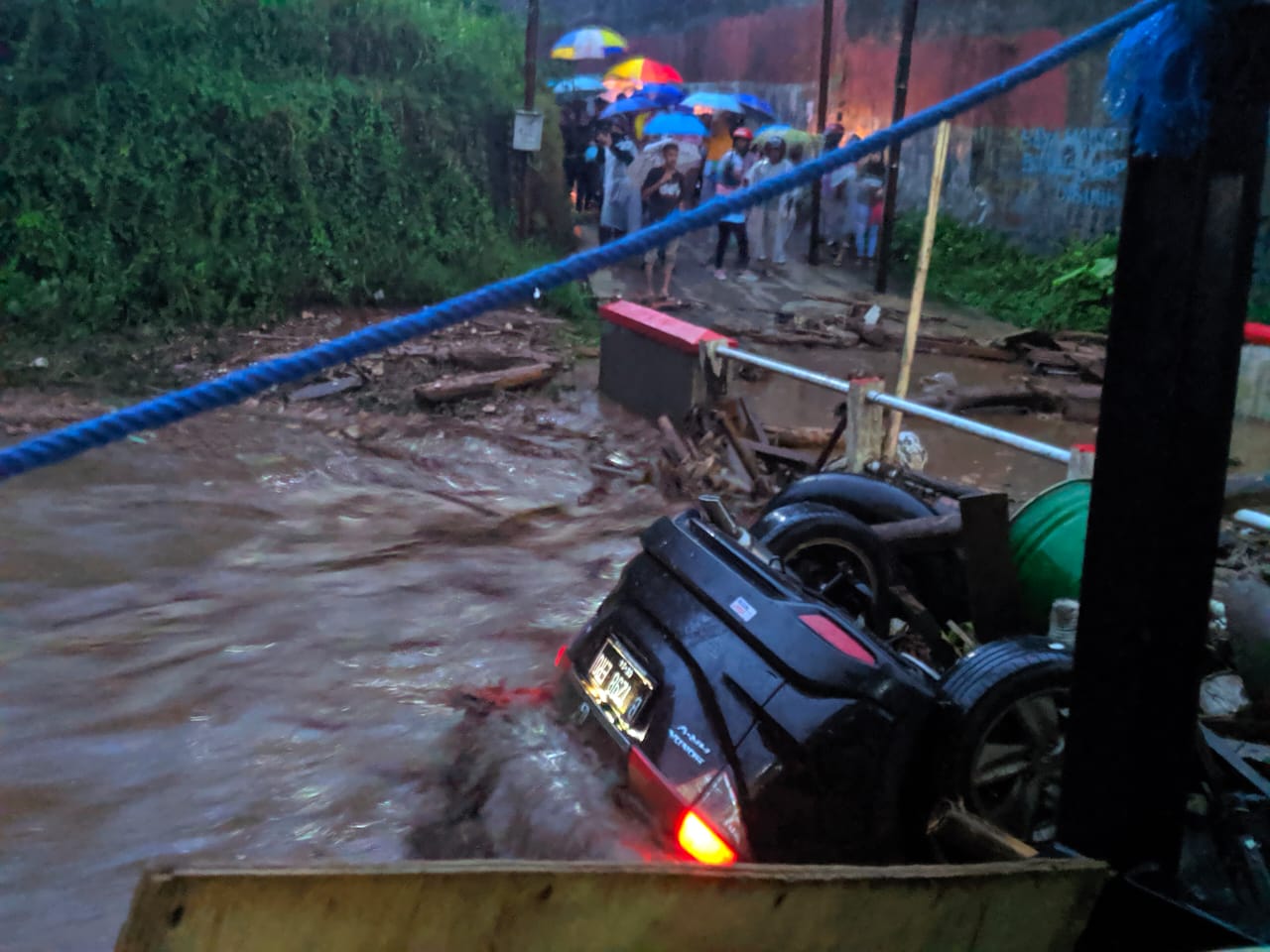 Sebuah mobil hanyut terbawa arus air akibat banjir bandang di Sukabumi.