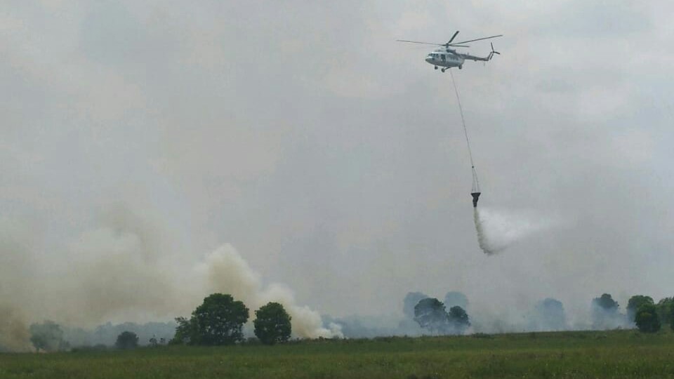 Upaya pemadaman via udara di atas lahan terbakar di Desa Arisan Jaya, kecamatan Indralaya Utara, Ogan Ilir, Sumatra Selatan