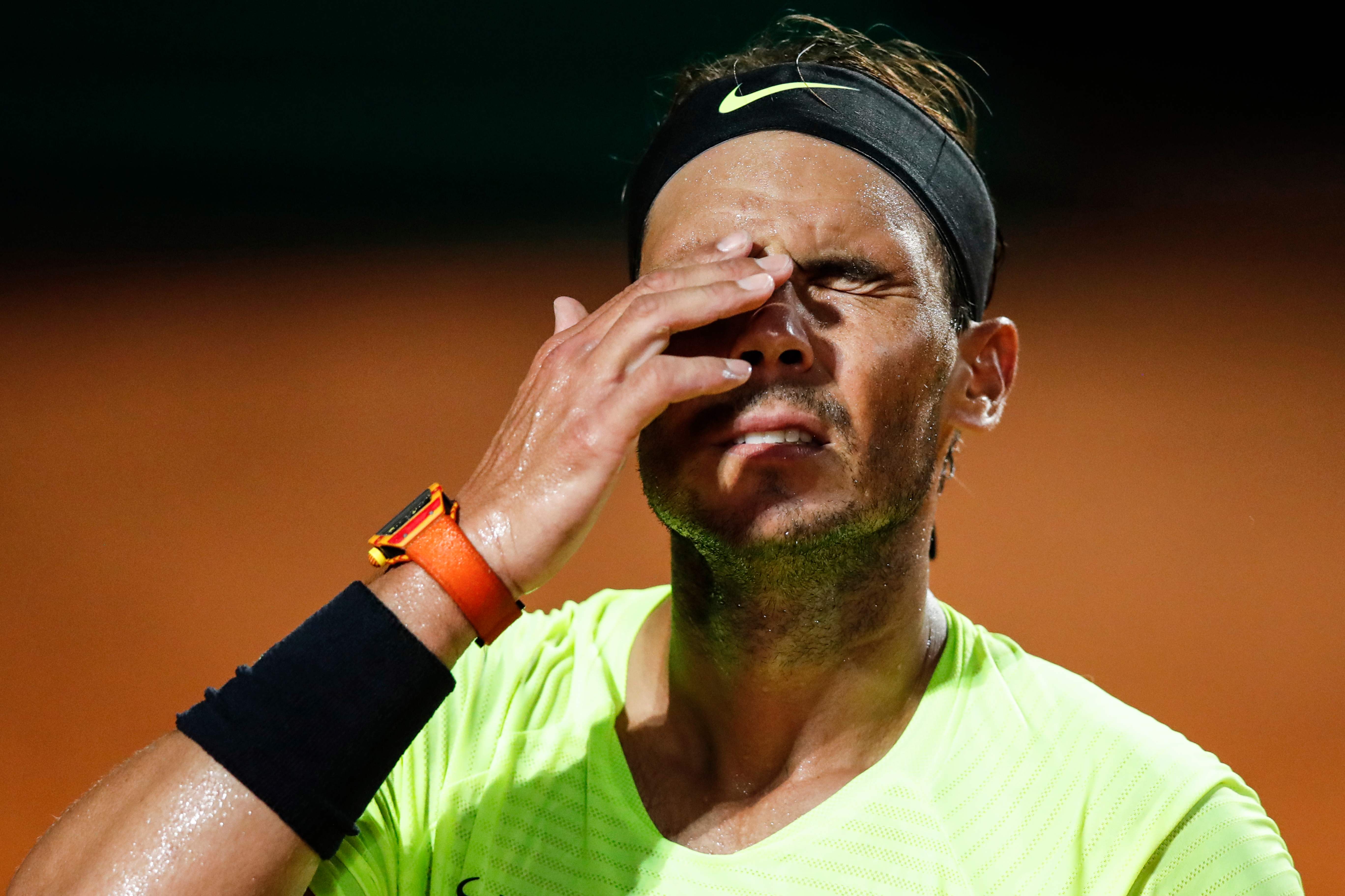 Ekspresi Rafael Nadal setelah dikalahkan petenis Argentina, Diego Schwartzman di perempat final Italia Terbuka, Minggu (20/9).  