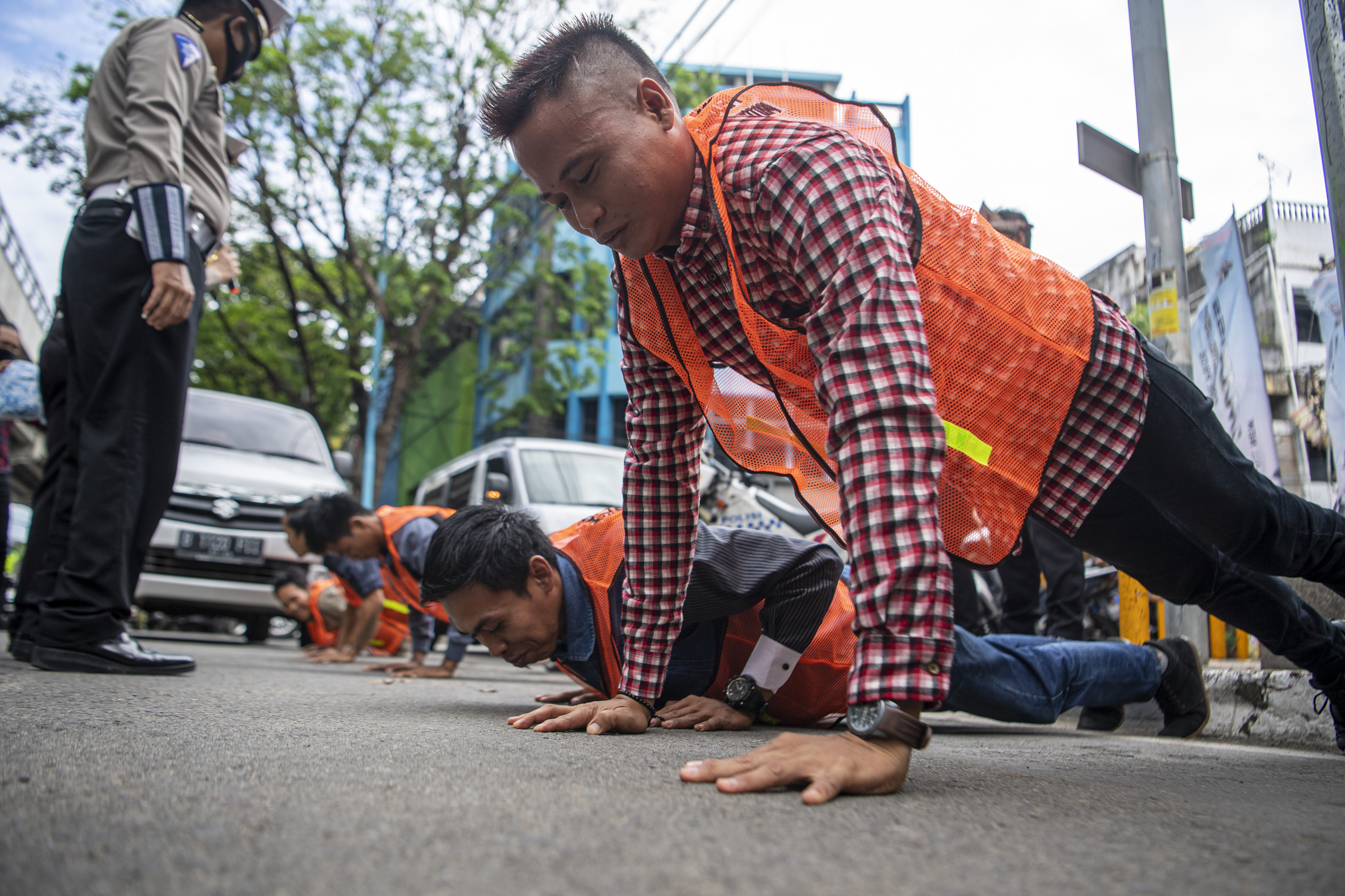 Satgas gabungan memberi hukuman push-up kepada warga  tidak memakai masker di Jalan Jenderal Sudirman, Palembang, Sumsel, Rabu (16/9/2020).