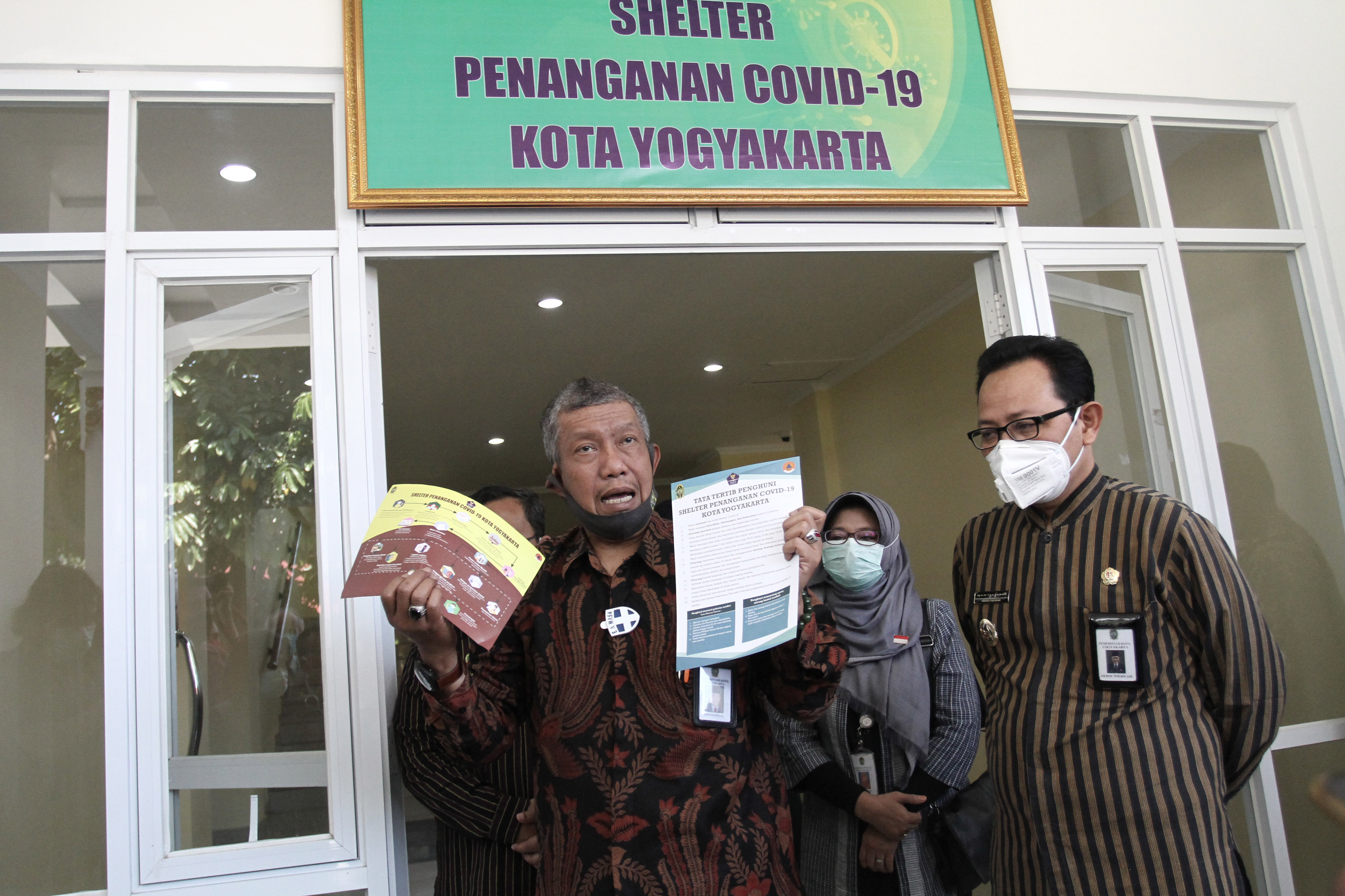 Wali Kota Yogyakarta Haryadi Suyuti (kiri) dan wakilnya Heroe Poerwadi meninjau shelter covid-19 di Rusunawa Bener, Tegelrejo, Yogyakarta.