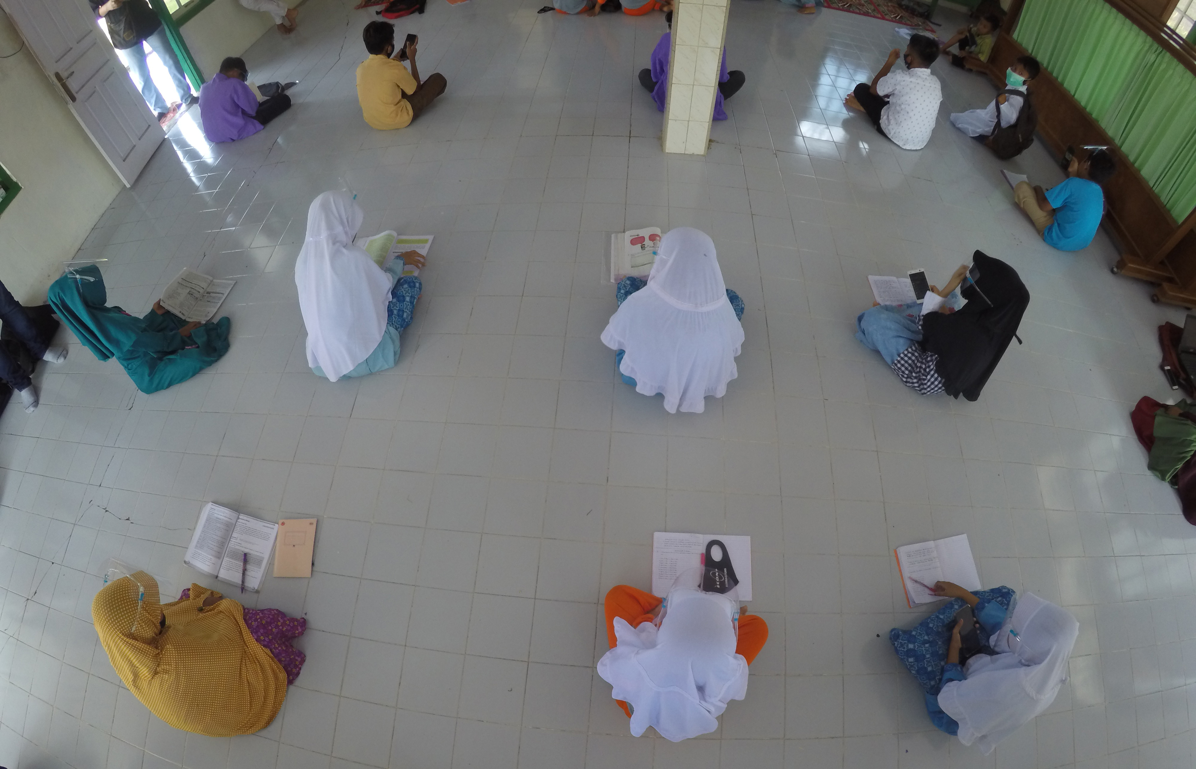 Sejumlah anak-anak sekolah belajar daring di Surau Kolam, Batipuhpanjang, Padang, Sumatera Barat, Jumat (28/8)