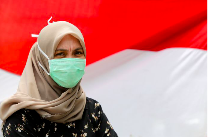 Warga memakai masker sebagai alat pelindung diri dari wabah virus Corona (COVID-19) di Banda Aceh, Aceh, Jumat (27/3/2020). 