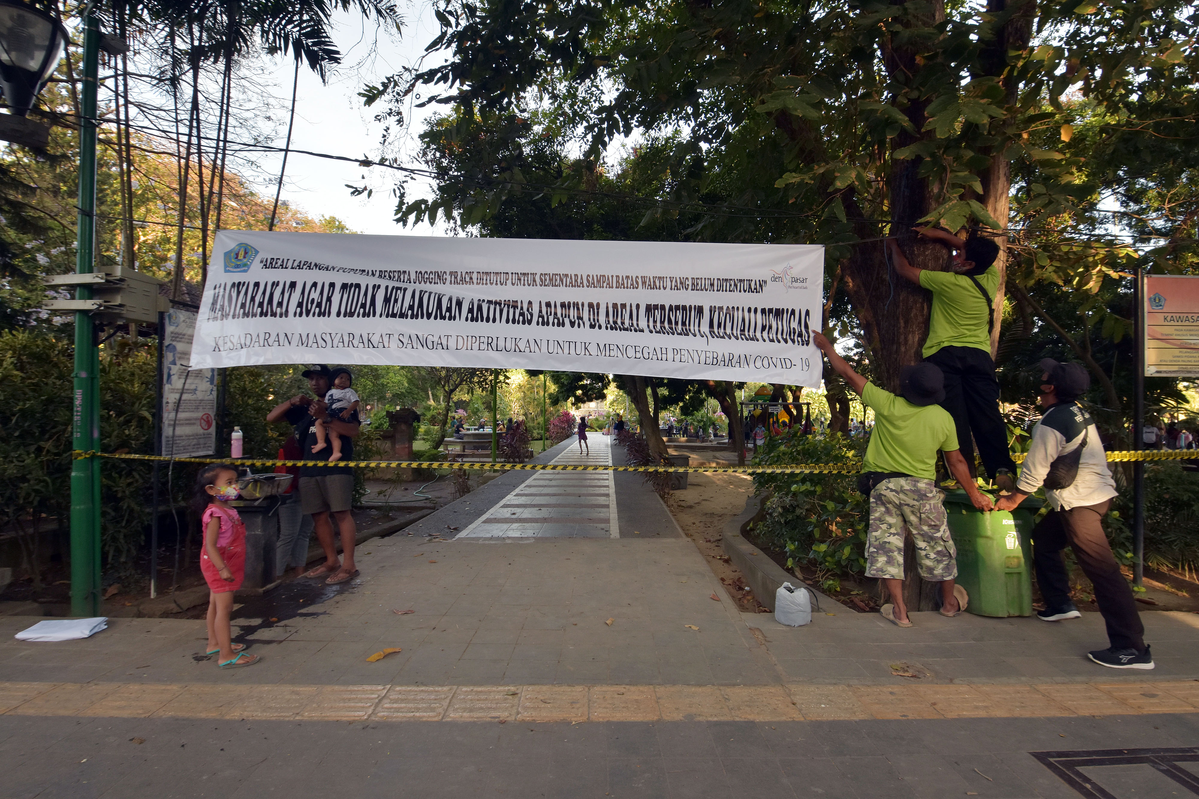 Pemkot Denpasar, Minggu (13/9) kembali menutup sejumlah ruang publik menyusul melonjaknya kasus penularan Covid-19 di Bali.