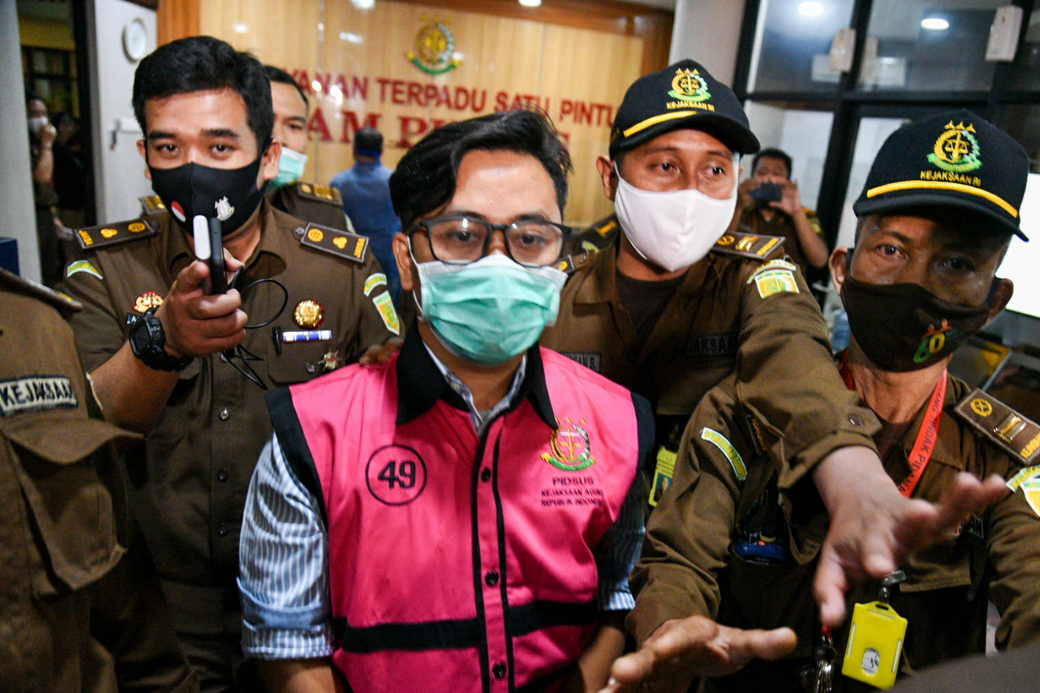 Tersangka kasus suap Andi Irfan Jaya (mengenakan rompi tahanan).