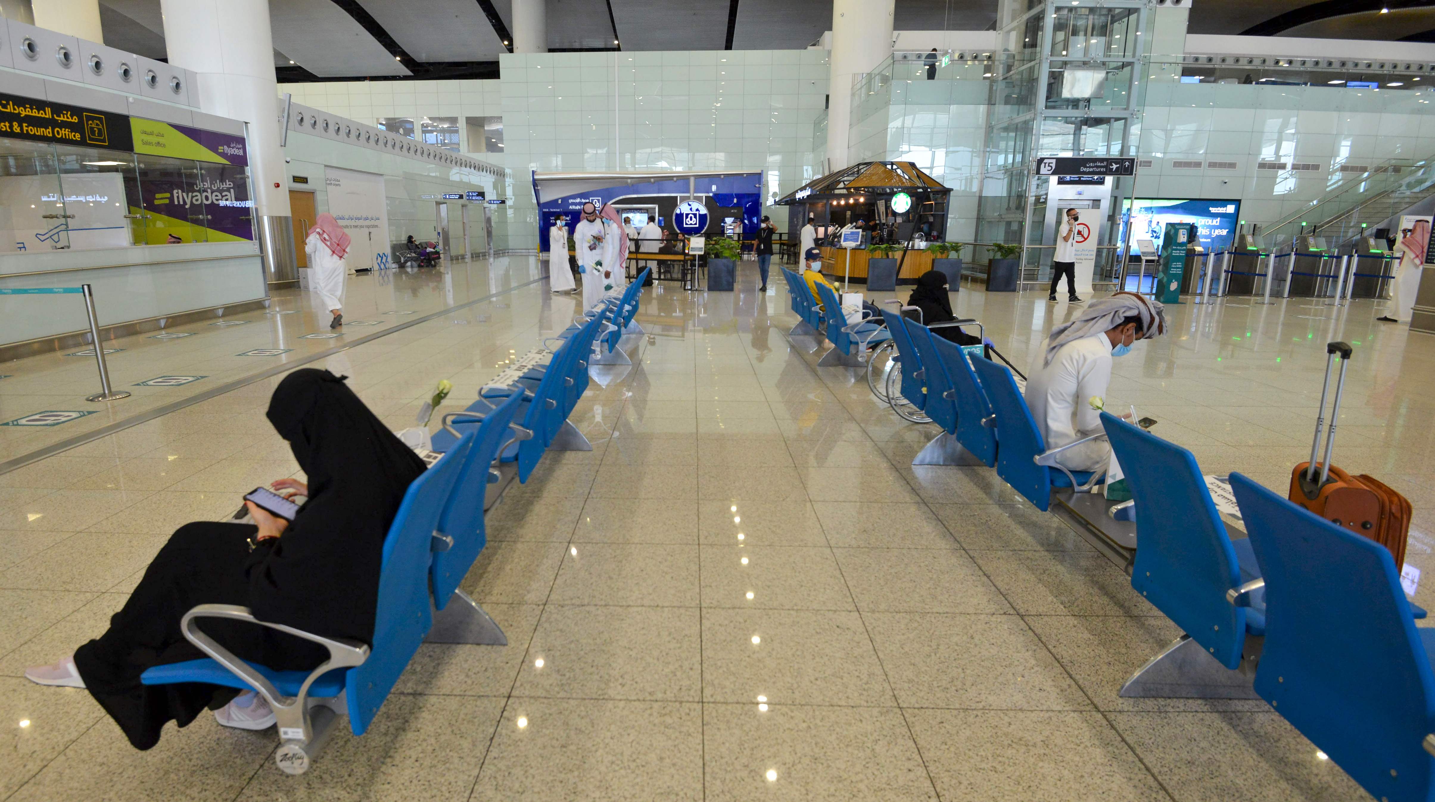 Penumpang di bandara King Fahd Arab Saudi menjaga jarak