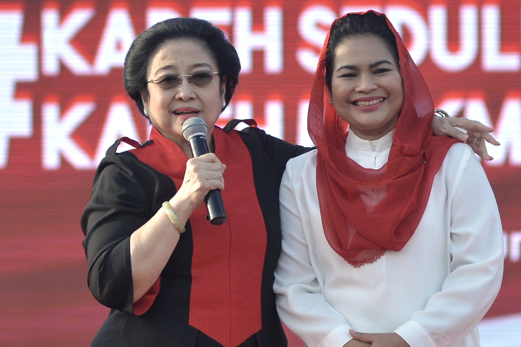 Ketua Umum PDIP Megawati Soekarnoputri didampingi Puti Guntur Soekarno.