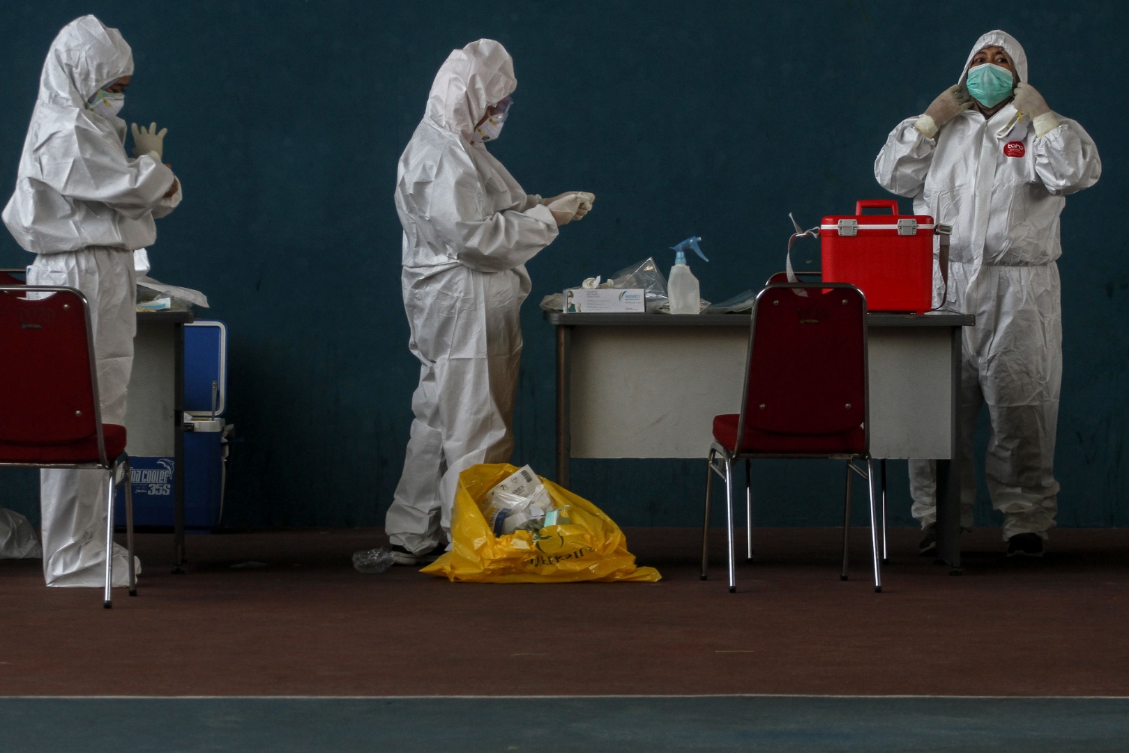 Sejumlah tenaga kesehatan mengenakan Alat Pelindung Diri (APD) ketika bersiap melakukan tes usap di Pekanbaru, Riau.