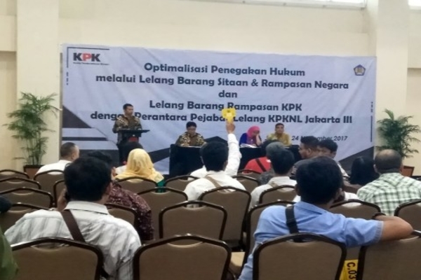Ilustrasi -- Aktivitas saat lelang di gedung KPK, Jumat, 24 November 2017. 