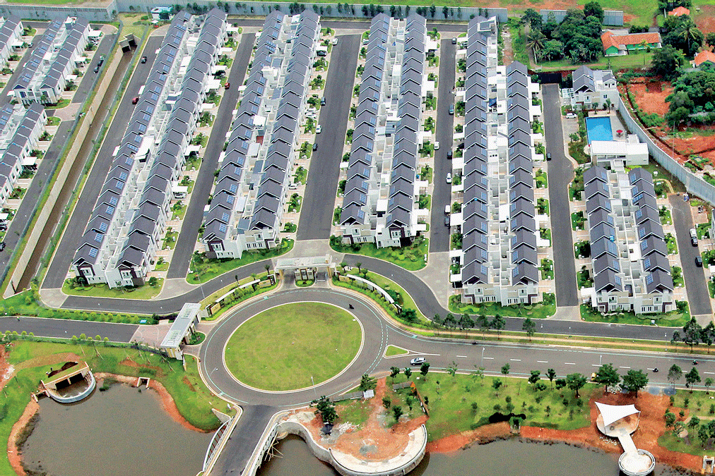 PENJUALAN MULAI MEMBAIK: Proyek pembangunan sebuah kompleks perumahan berlangsung di kawasan BSD City Tangerang, Banten.  