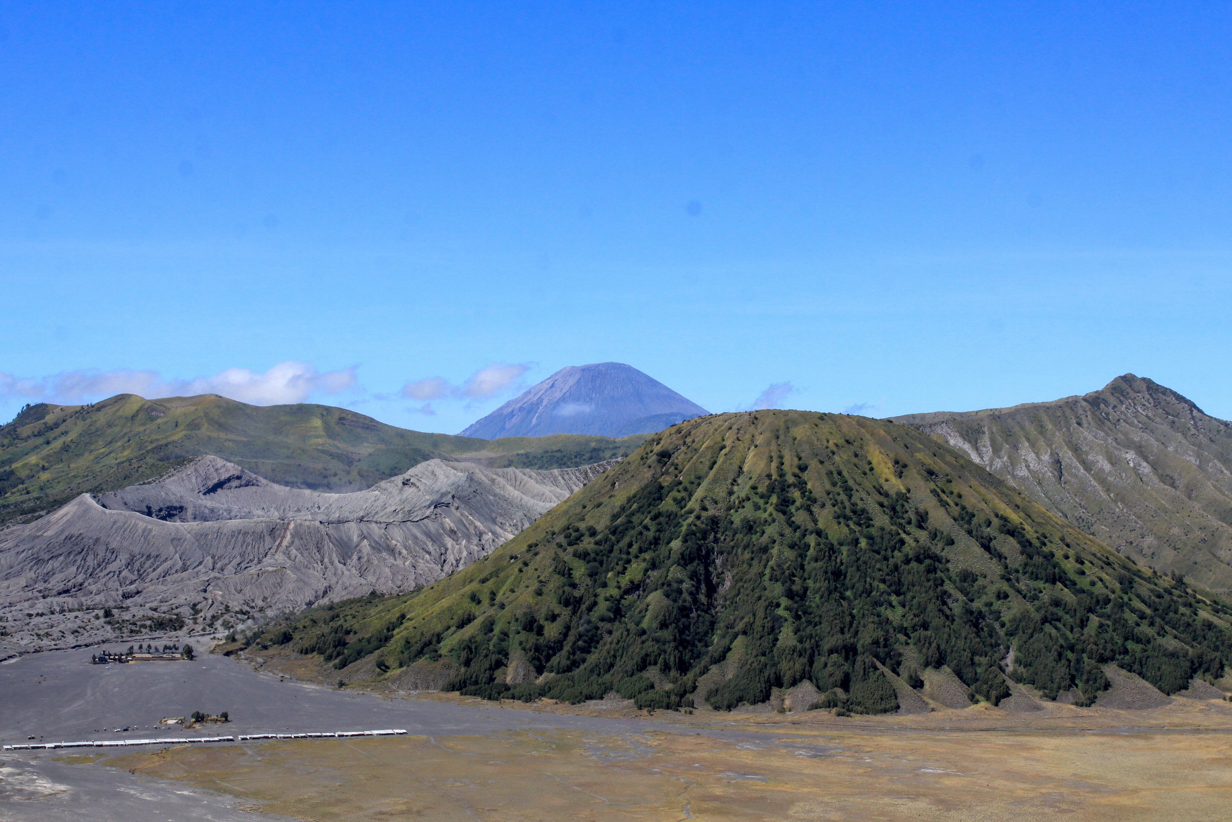 Suasana Kawasan Taman Nasional Bromo Tengger Semeru yang mulai dibuka kembali untuk wisatawan di Probolinggo, Jawa Timur.