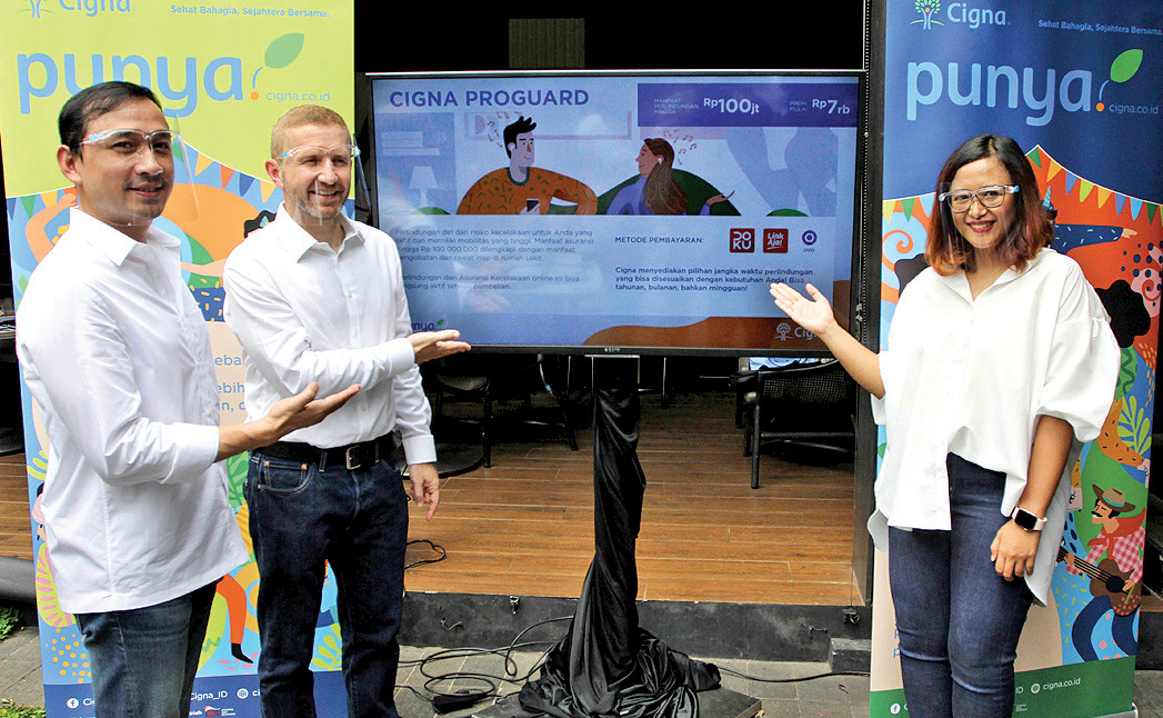 Presiden Direktur Cigna Indonesia Phil Reynolds (tengah)  Direktur Pemasaran Akhiz Nasution (kiri) dan Direktur Kepatuhan Restu Pranandari.