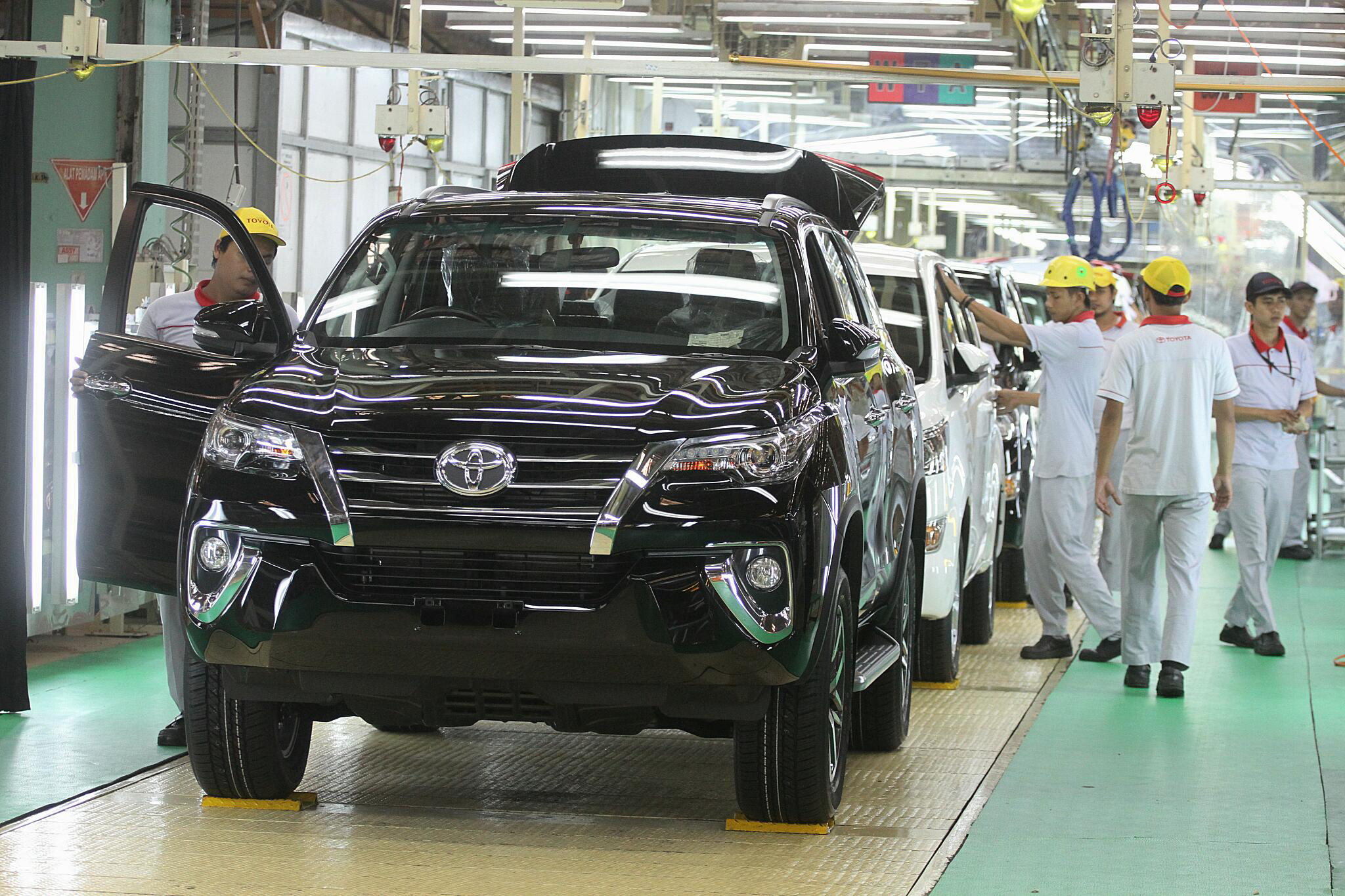 Perakitan kendaraan di industri otomotif