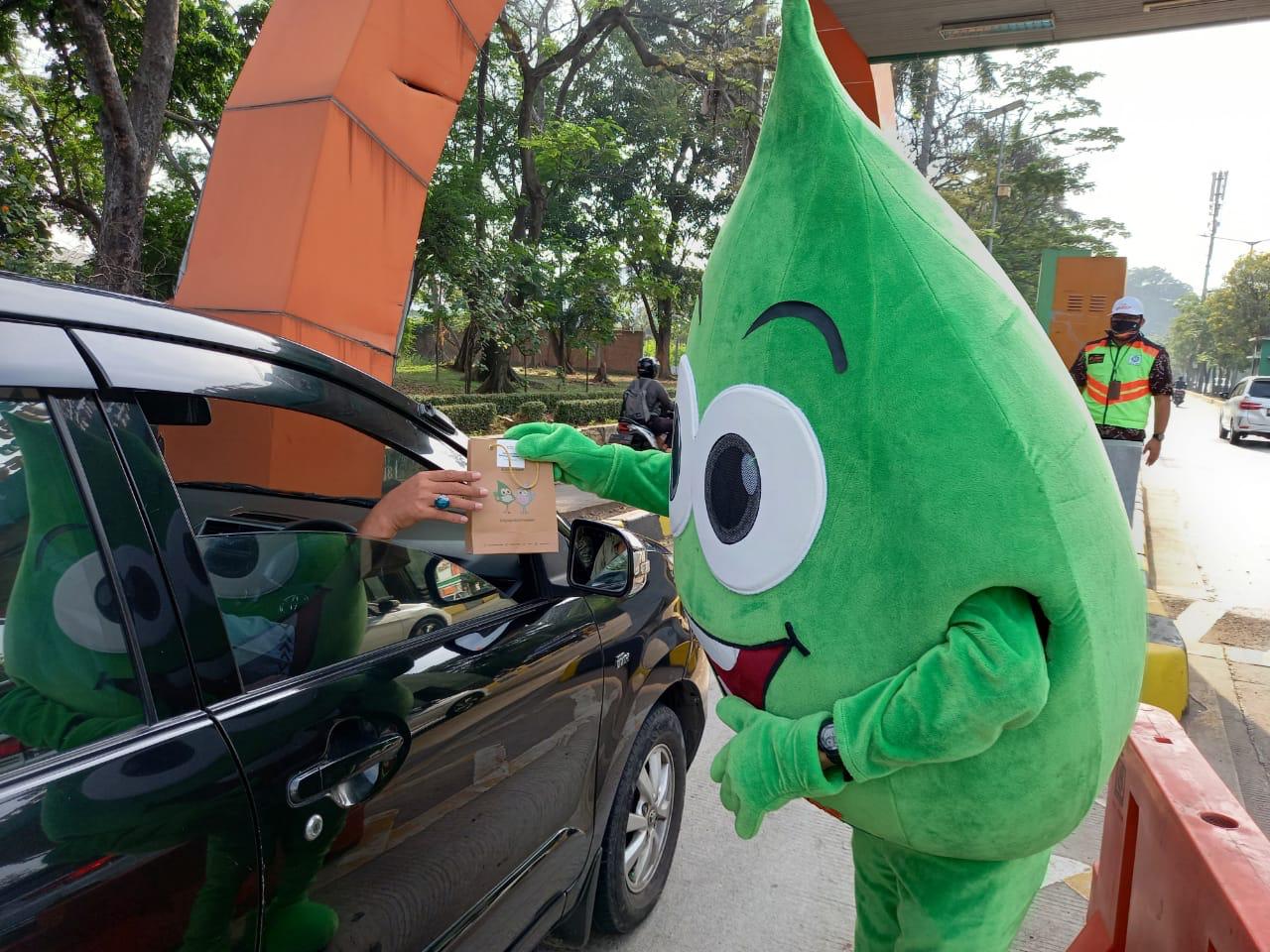 Hari Pelanggan Nasional, PT JIEP Bagi Masker dan Hand Sanitizer