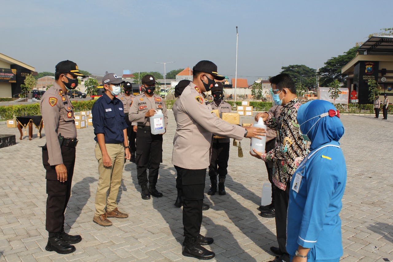 Penyaluran bantuan APD di Polresta Sidoarjo. 