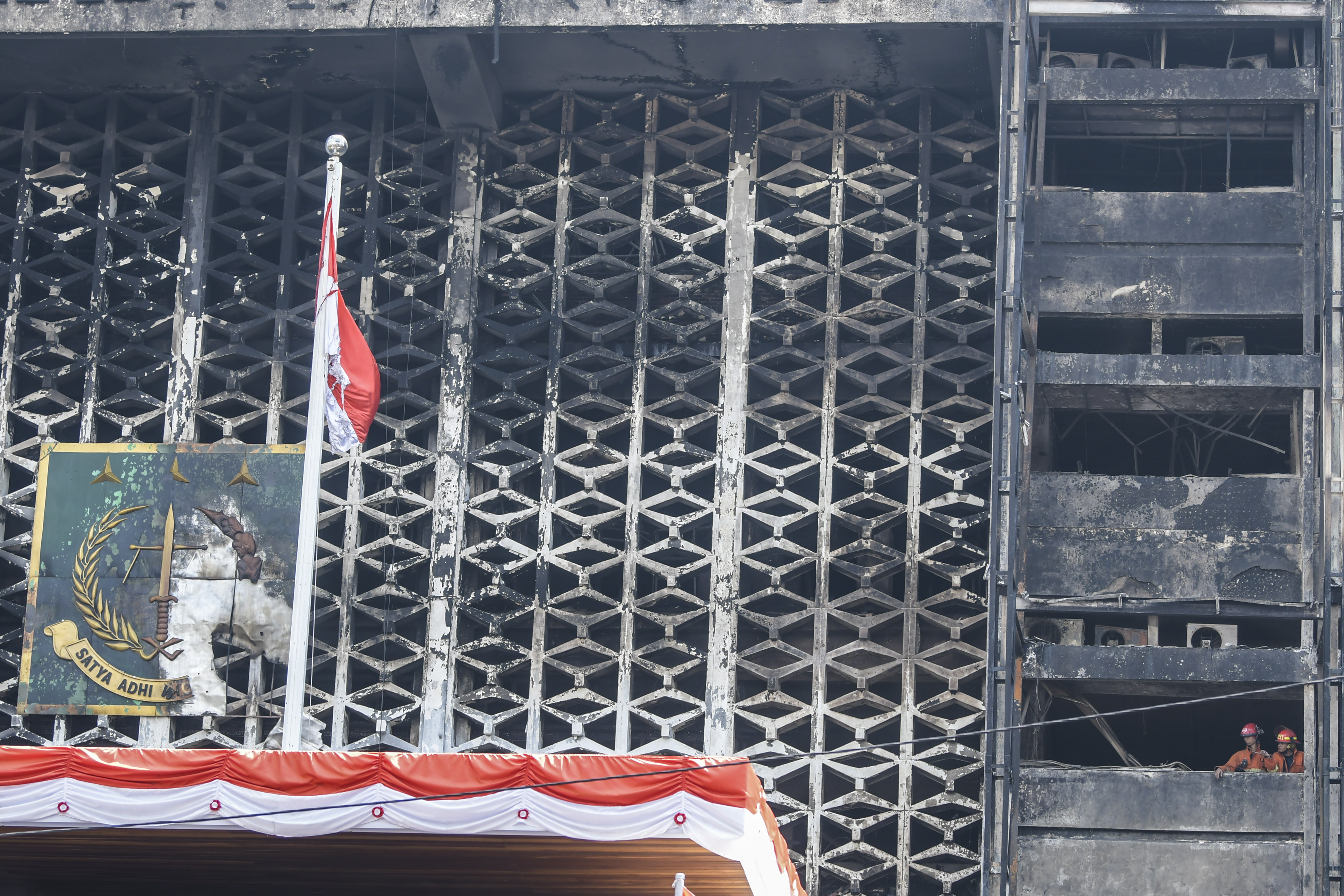 Petugas Pemadam Kebakaran melakukan proses pendinginan di gedung utama Kejaksaan Agung yang terbakar di Jakarta.