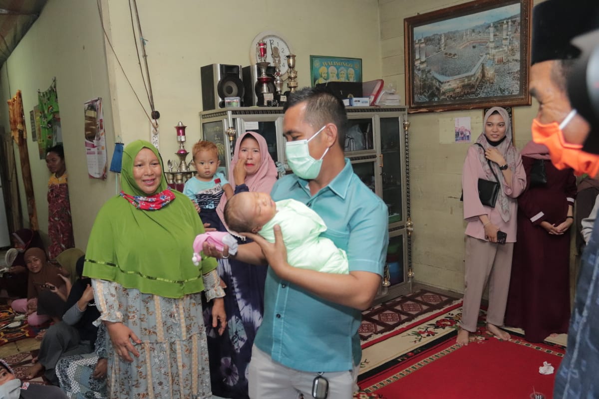 Syafruddin H Maming calon bupati Tanah Bumbu saat menengok kesehatan bayi di pertemuan kader posyandu
