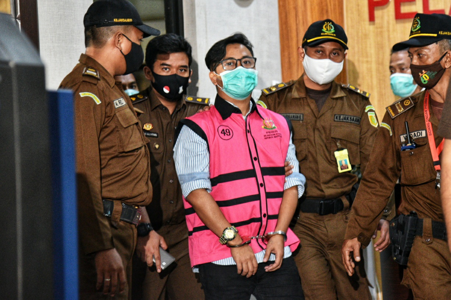 Tersangka kasus suap Jaksa Andi Irfan Jaya (tengah)