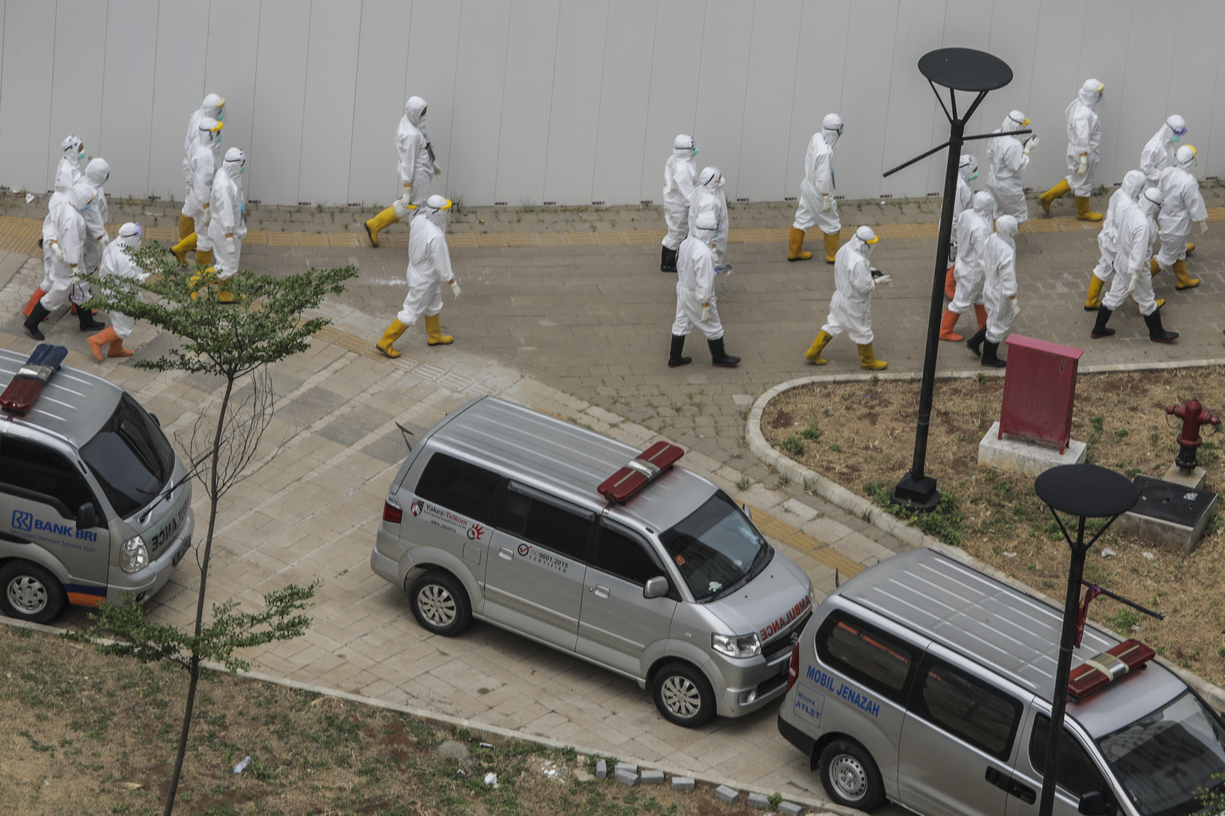 Petugas medis bersiap menangani pasien Covid-19 di RS darurat Covid -19 Wisma Atlet Kedmayoran