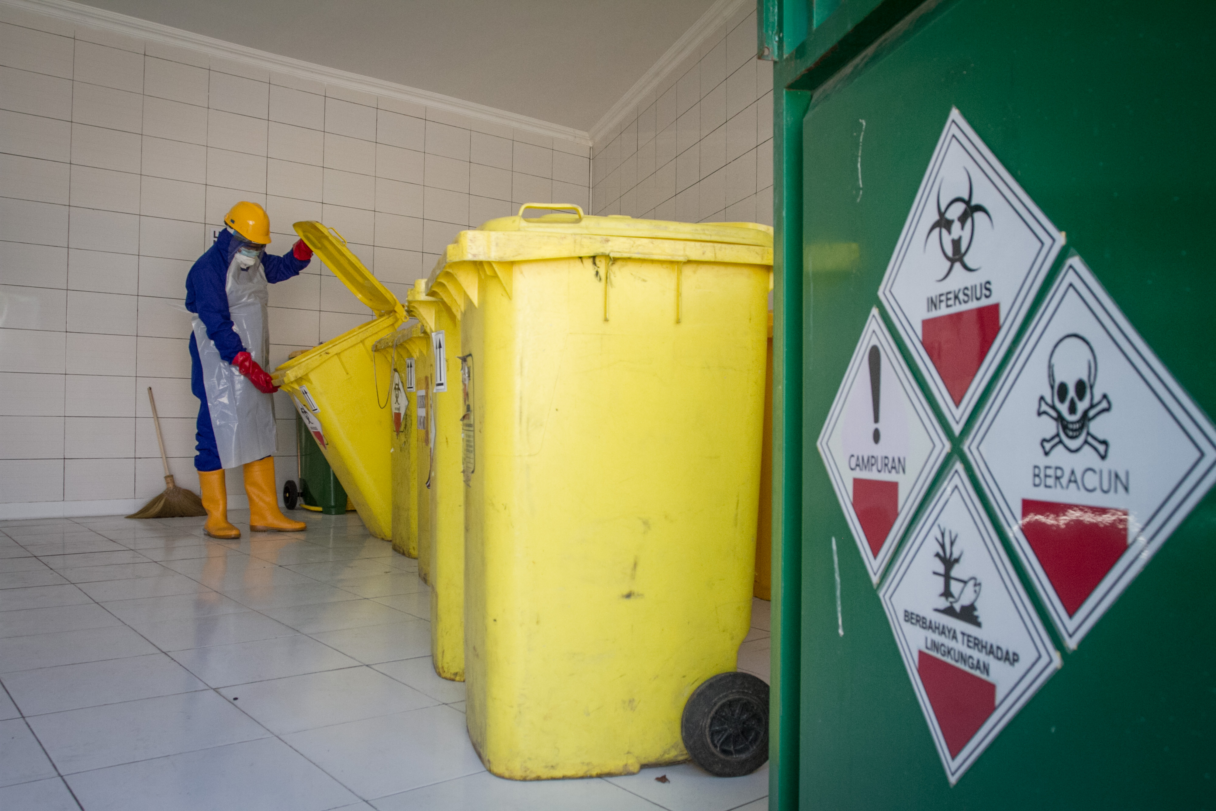  Petugas memeriksa sampah medis B3 di RSU Bung Karno Surakarta yang disiapkan menjadi rumah sakit rujukan covid-19.