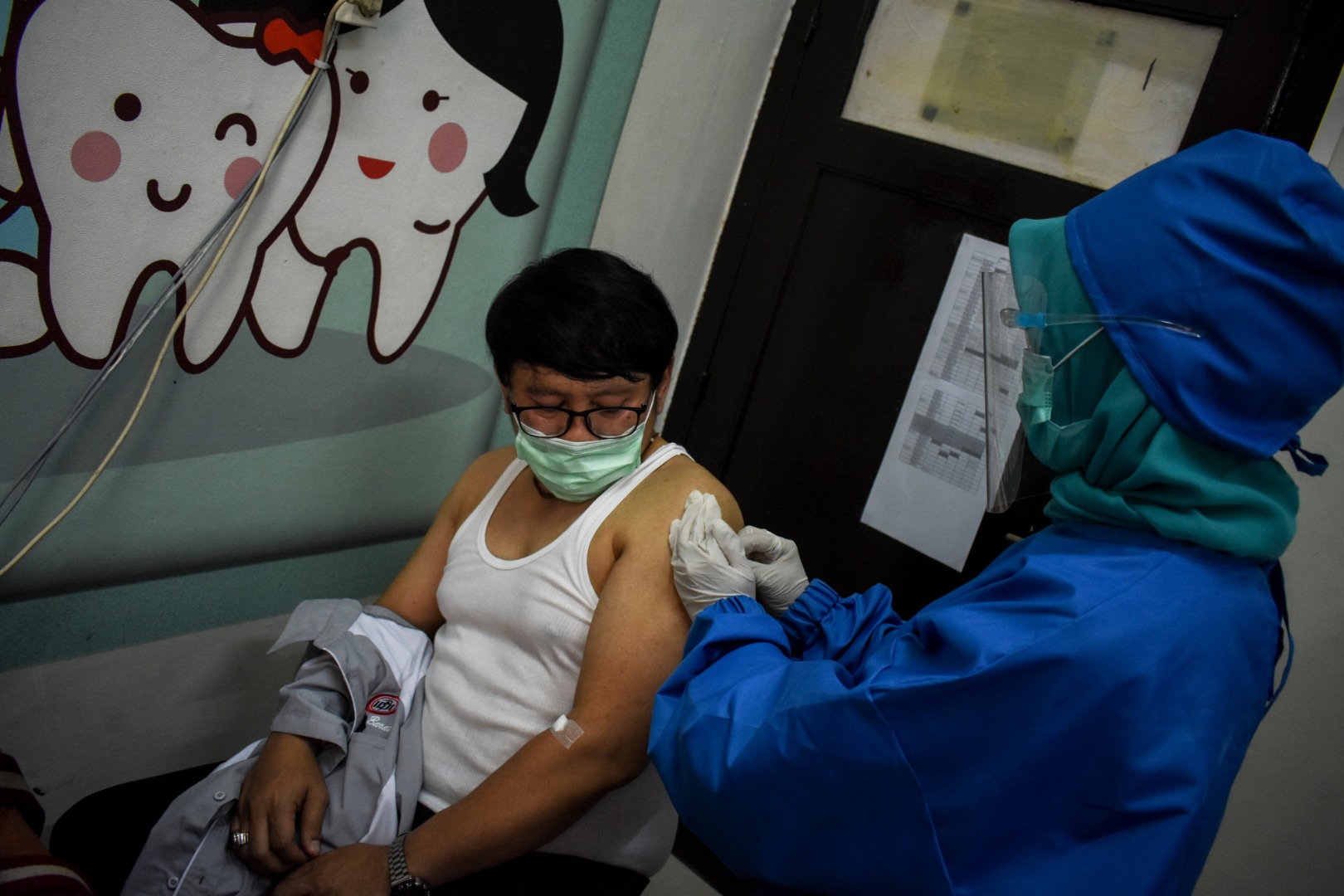 Penyuntikan uji klinis vaksin Covid-19