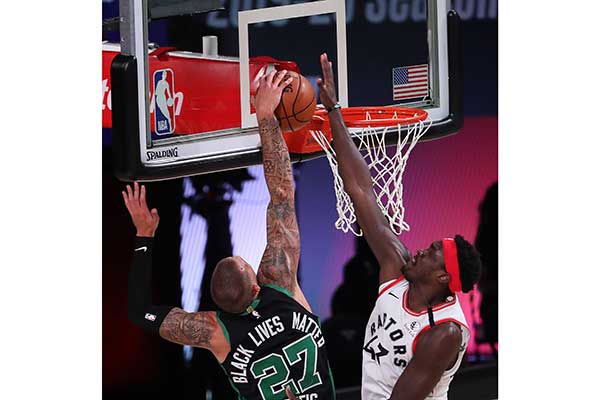 Pebasket Toronto Raptors Pascal Siakam (kanan) berusaha menghalau pebasket Boston Celtics Daniel Theis pada semifinal NBA, Florida, kemarin.