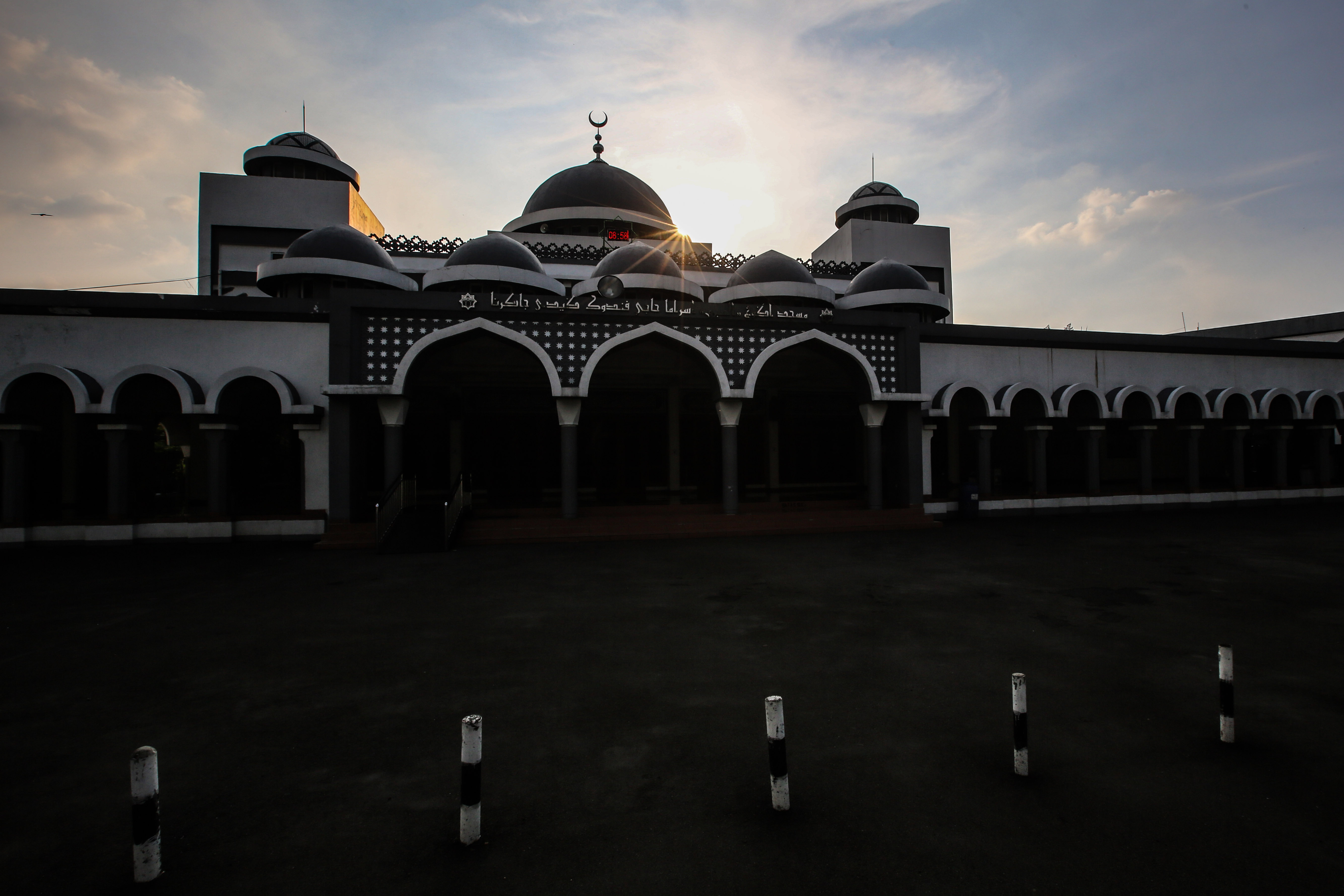 Petugas membersihkan kamar tempat penginapan jemaah haji yang pada tahun-tahun sebelumnya biasa ramai di Asrama Haji Pondok Gede, Jakarta.