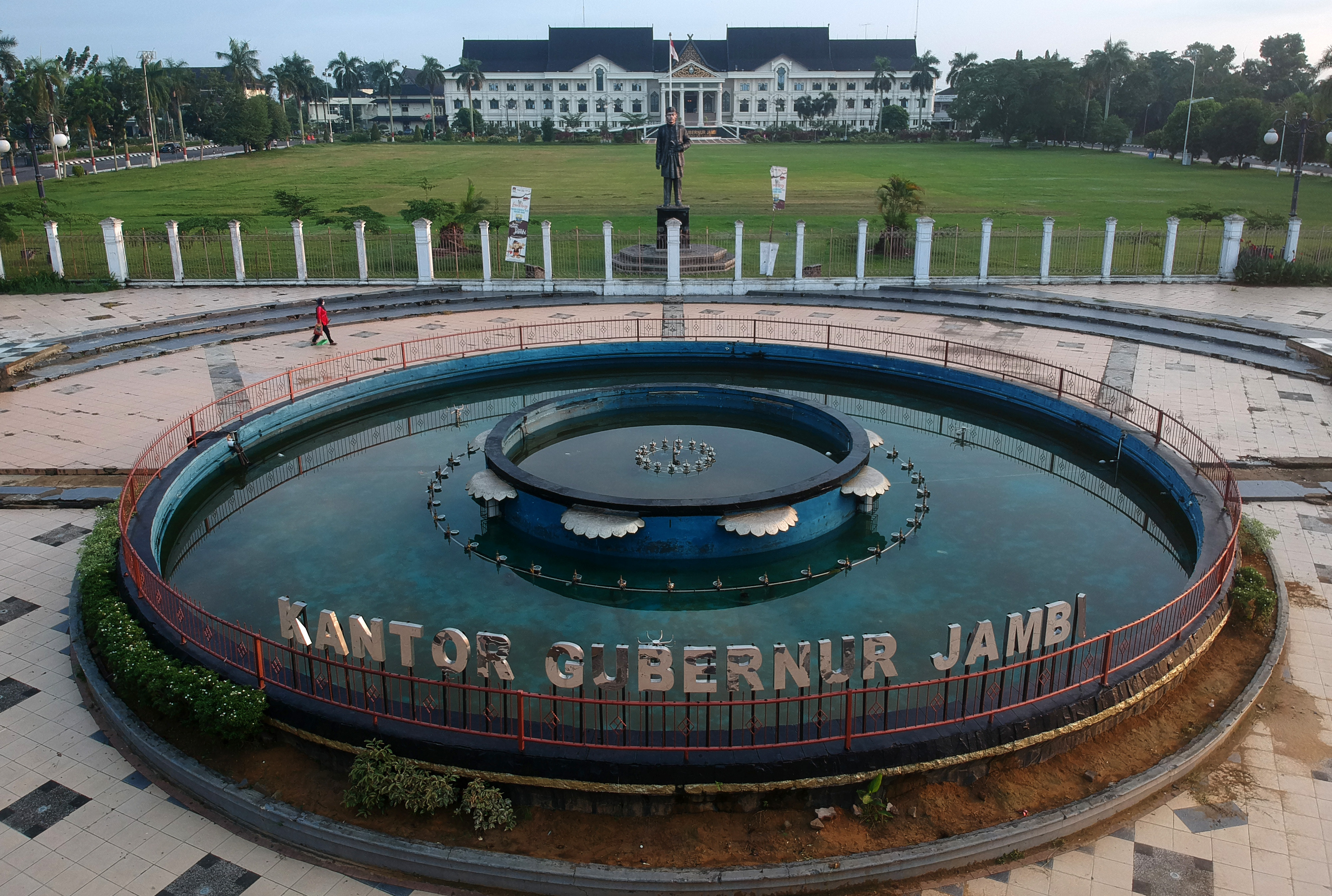 Pelayanan di Kantor Gubernur Jambi ditutup sementara menyusul adanya pegawai tidak tetap yang terpapar Covid-19.