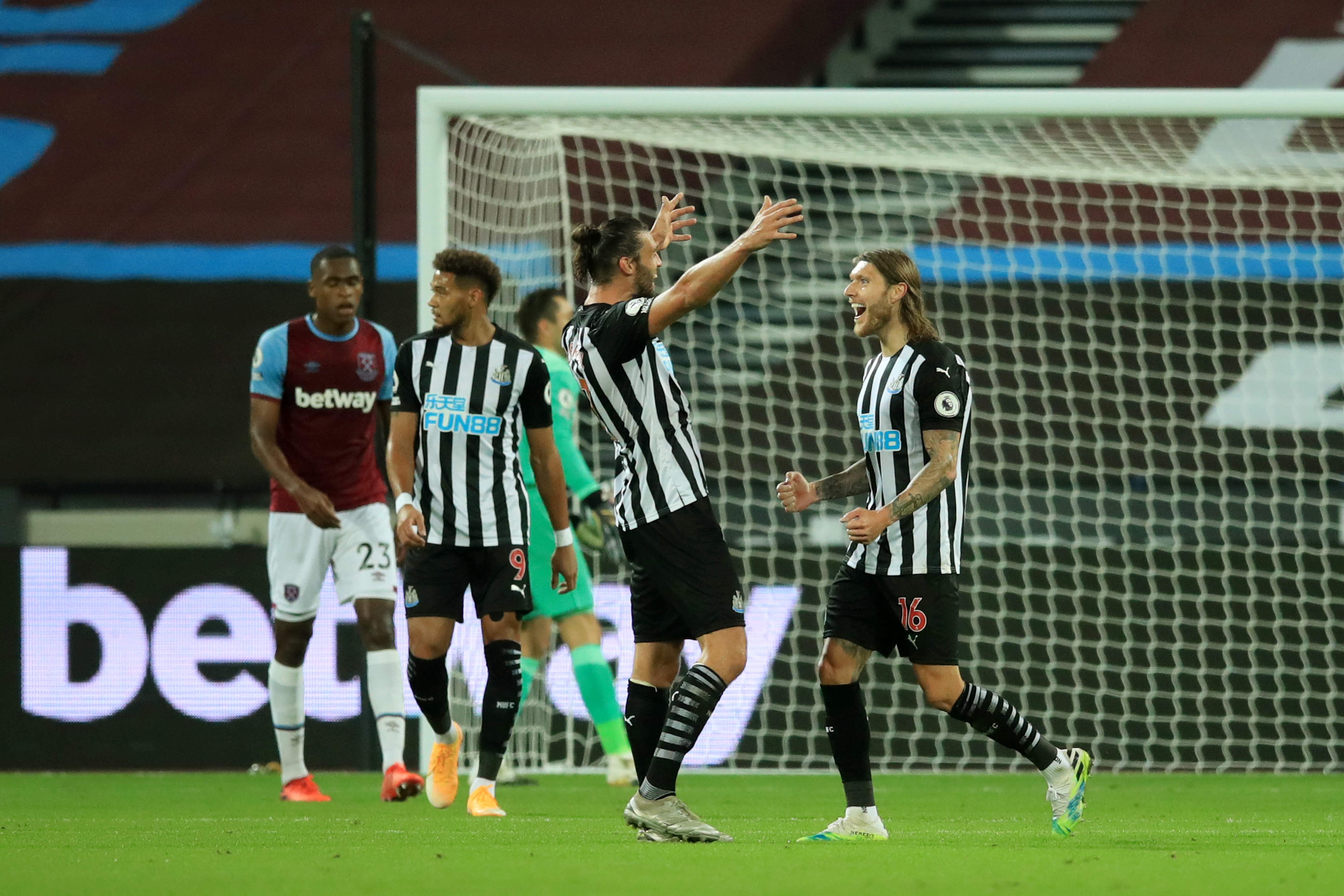Pemain Newcastle United merayakan gol saat tampil di laga kontra West Ham United, Minggu (13/9).