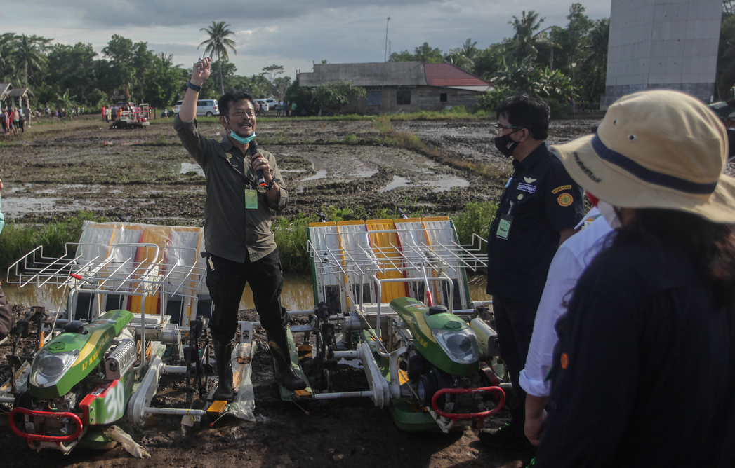 Menteri Pertanian Syahrul Yasin Limpo (kiri) di Desa Belanti Siam, Kabupaten Pulang Pisau, Kalimantan Tengah, Sabtu (12/9/2020). 